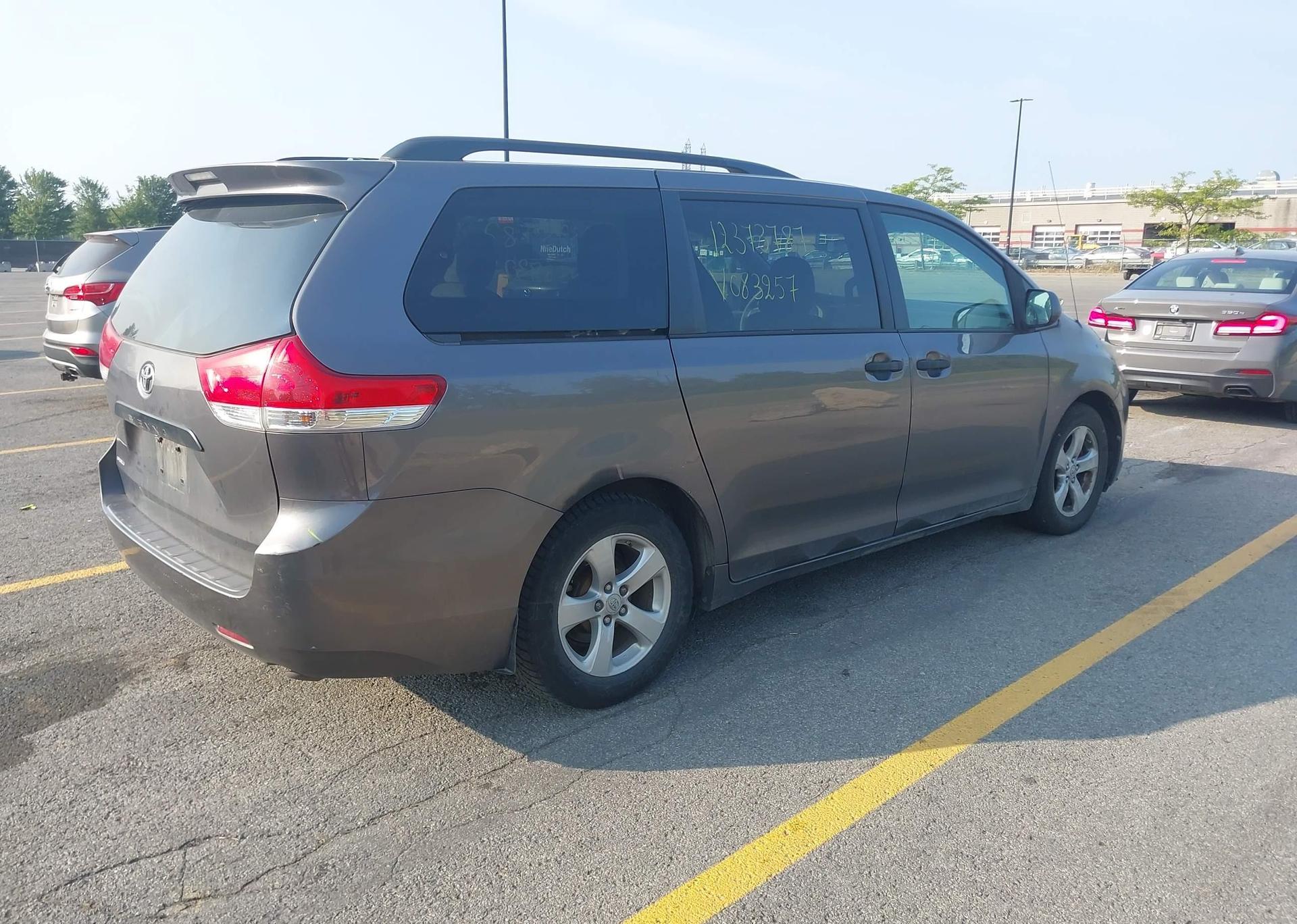 2011 TOYOTA SIENNA