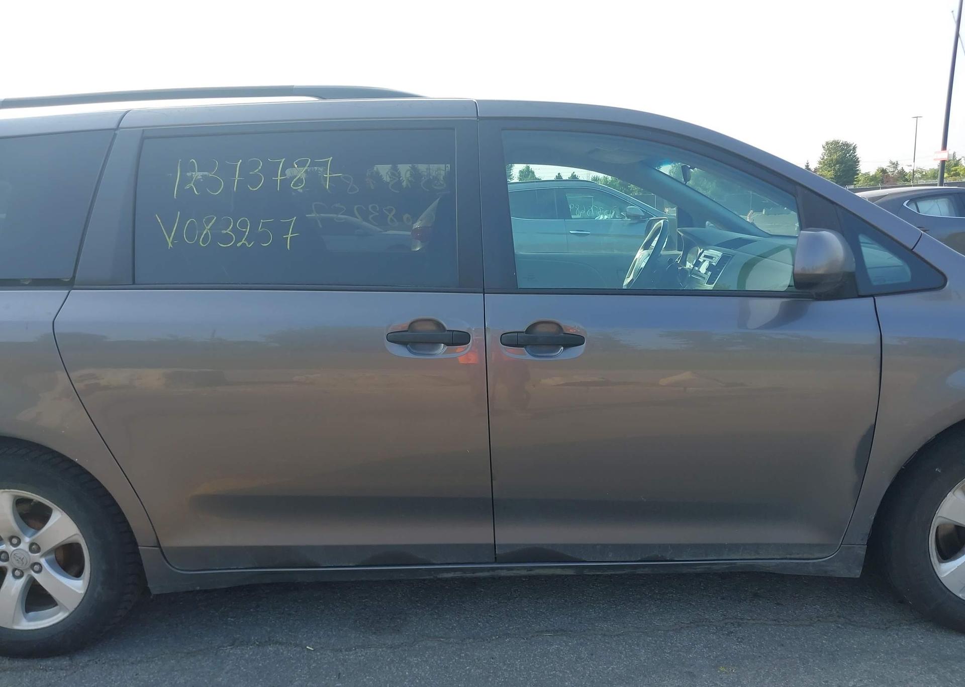 2011 TOYOTA SIENNA
