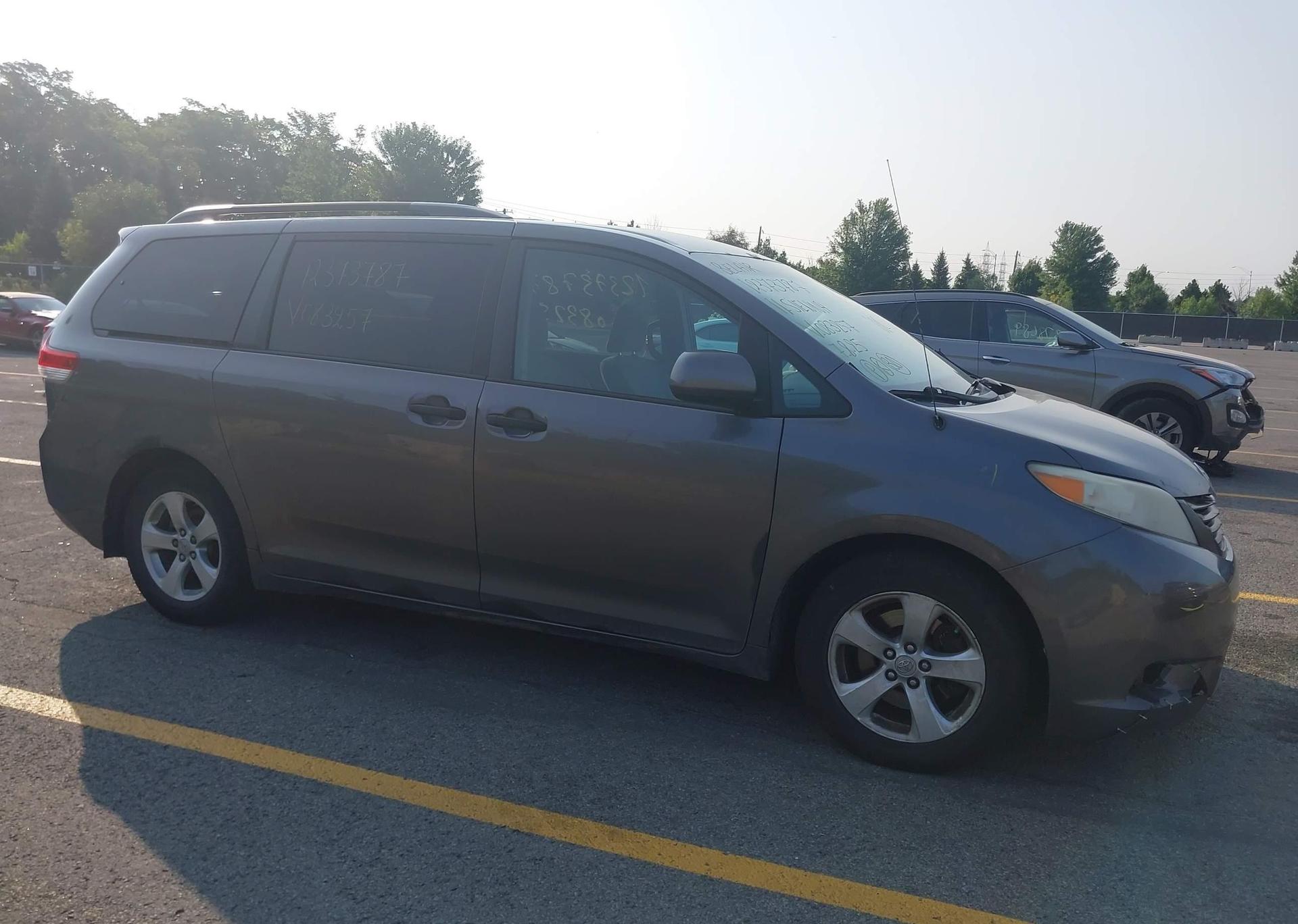 2011 TOYOTA SIENNA