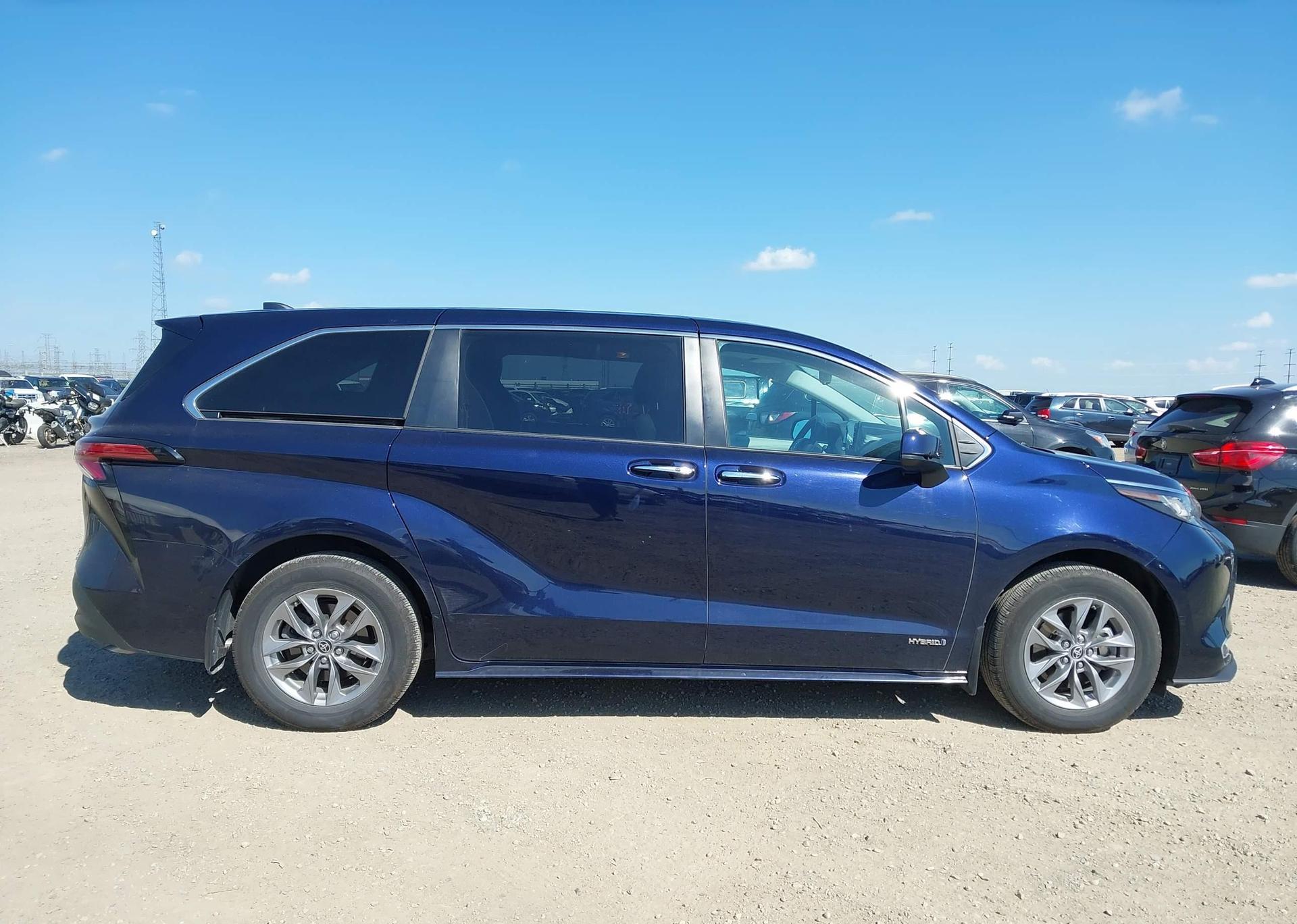 2021 TOYOTA SIENNA XLE 8-PASSENGER