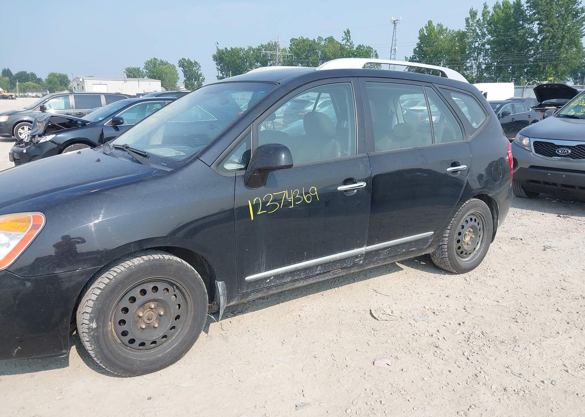 2011 KIA RONDO
