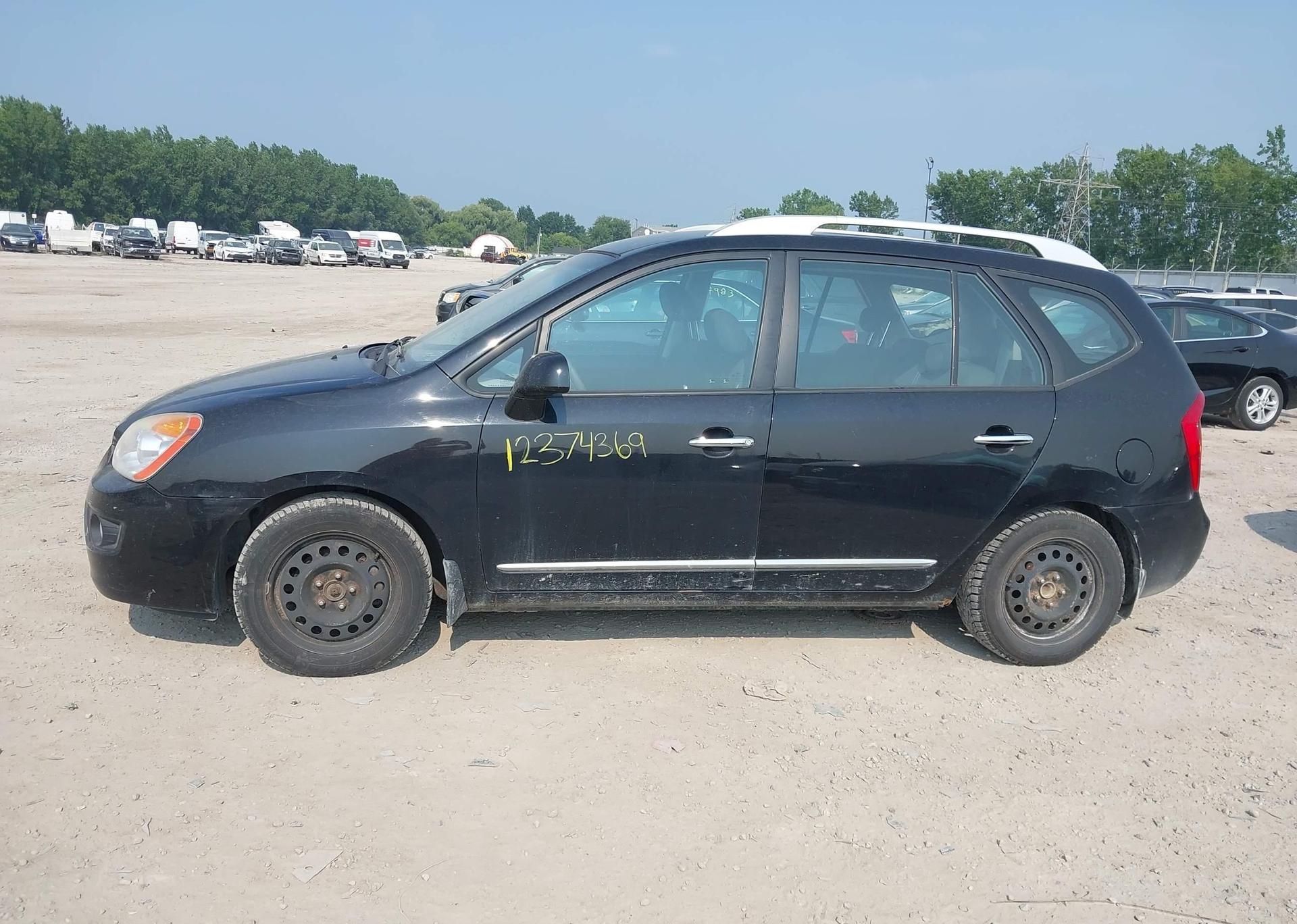 2011 KIA RONDO