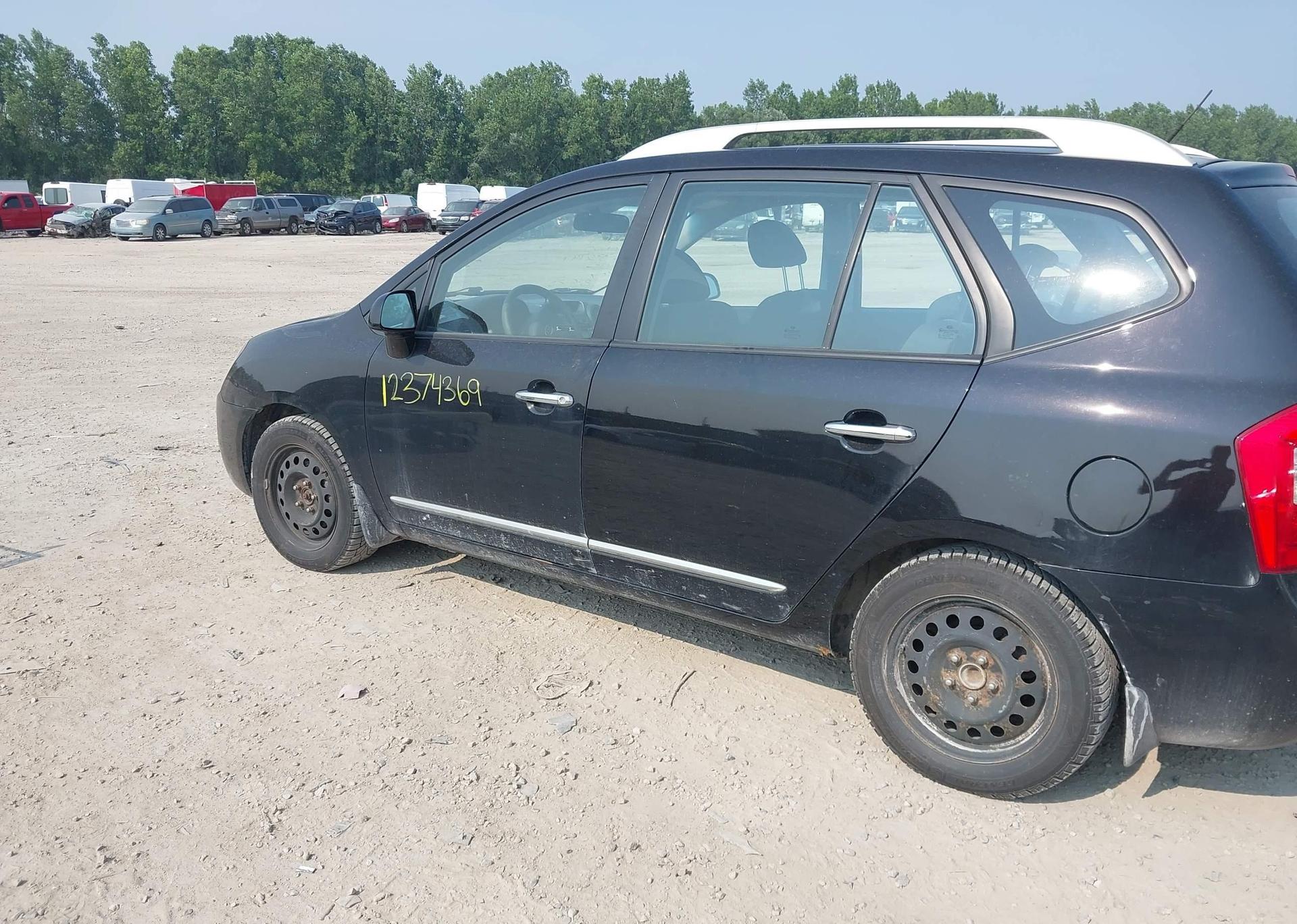 2011 KIA RONDO