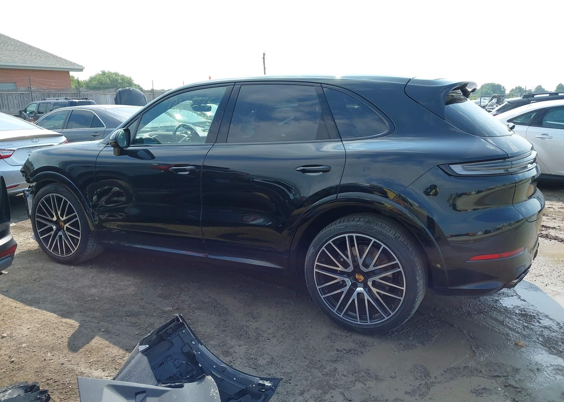 2025 PORSCHE CAYENNE