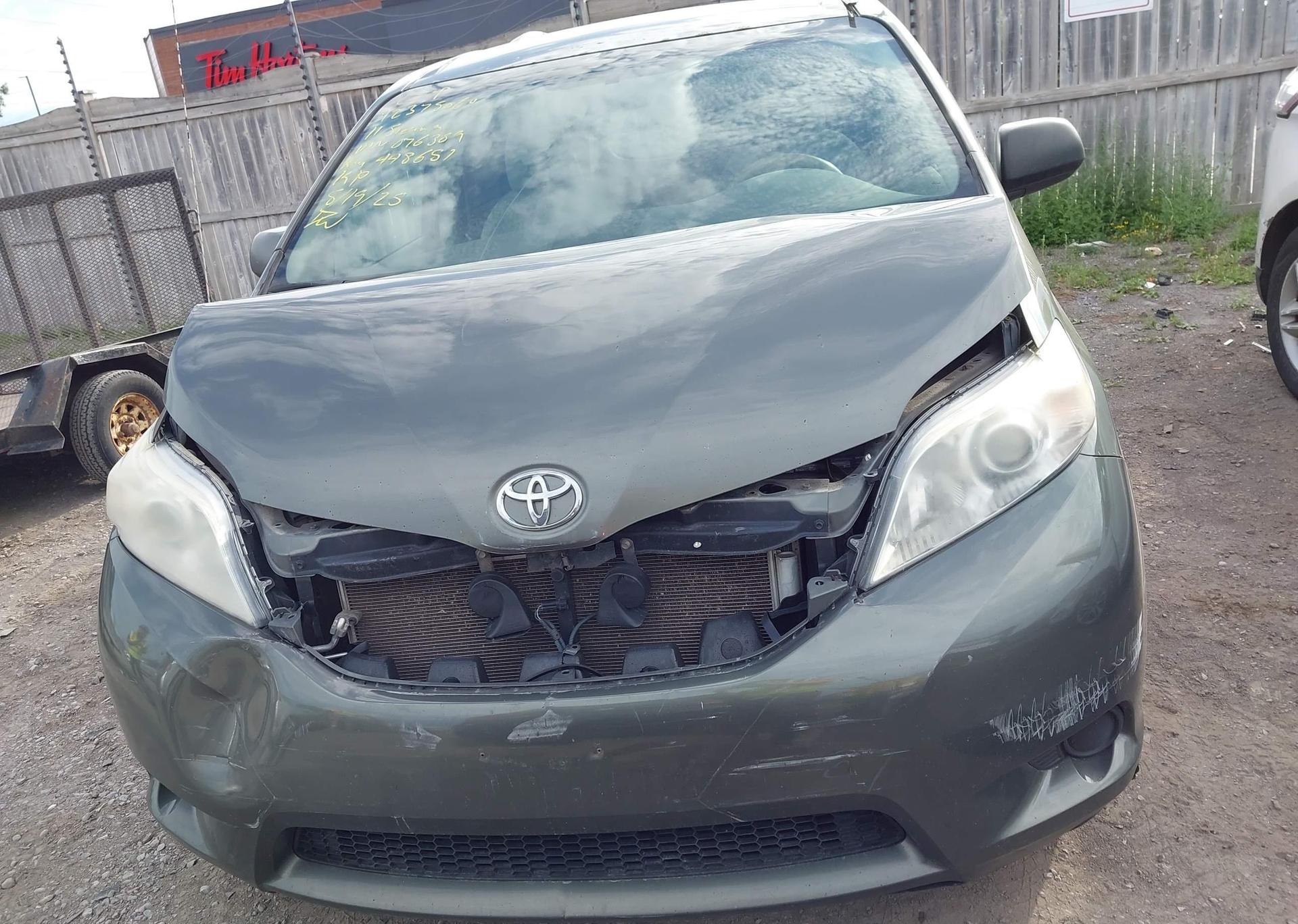2011 TOYOTA SIENNA