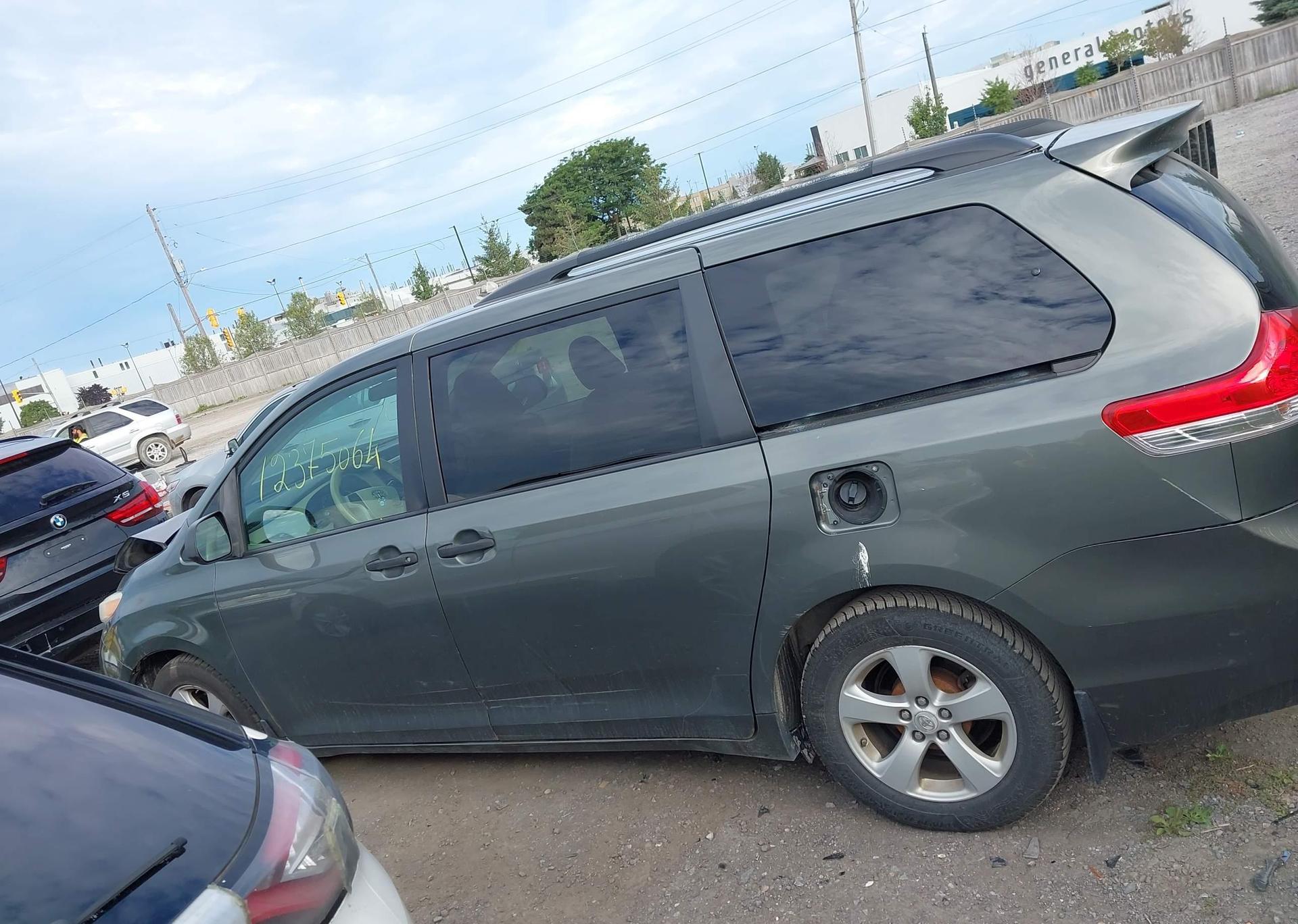 2011 TOYOTA SIENNA