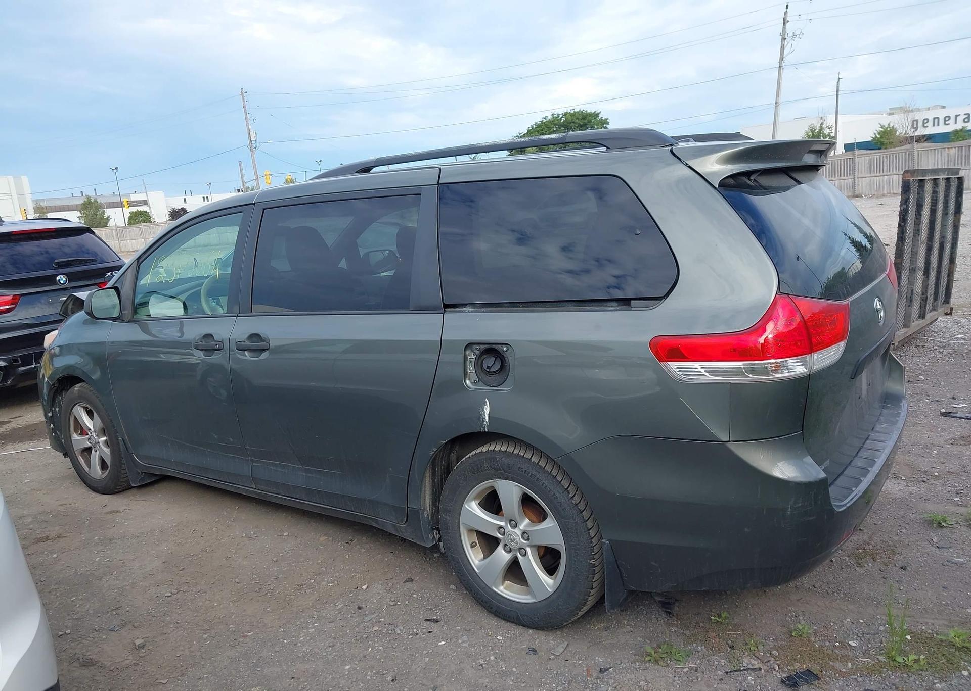 2011 TOYOTA SIENNA
