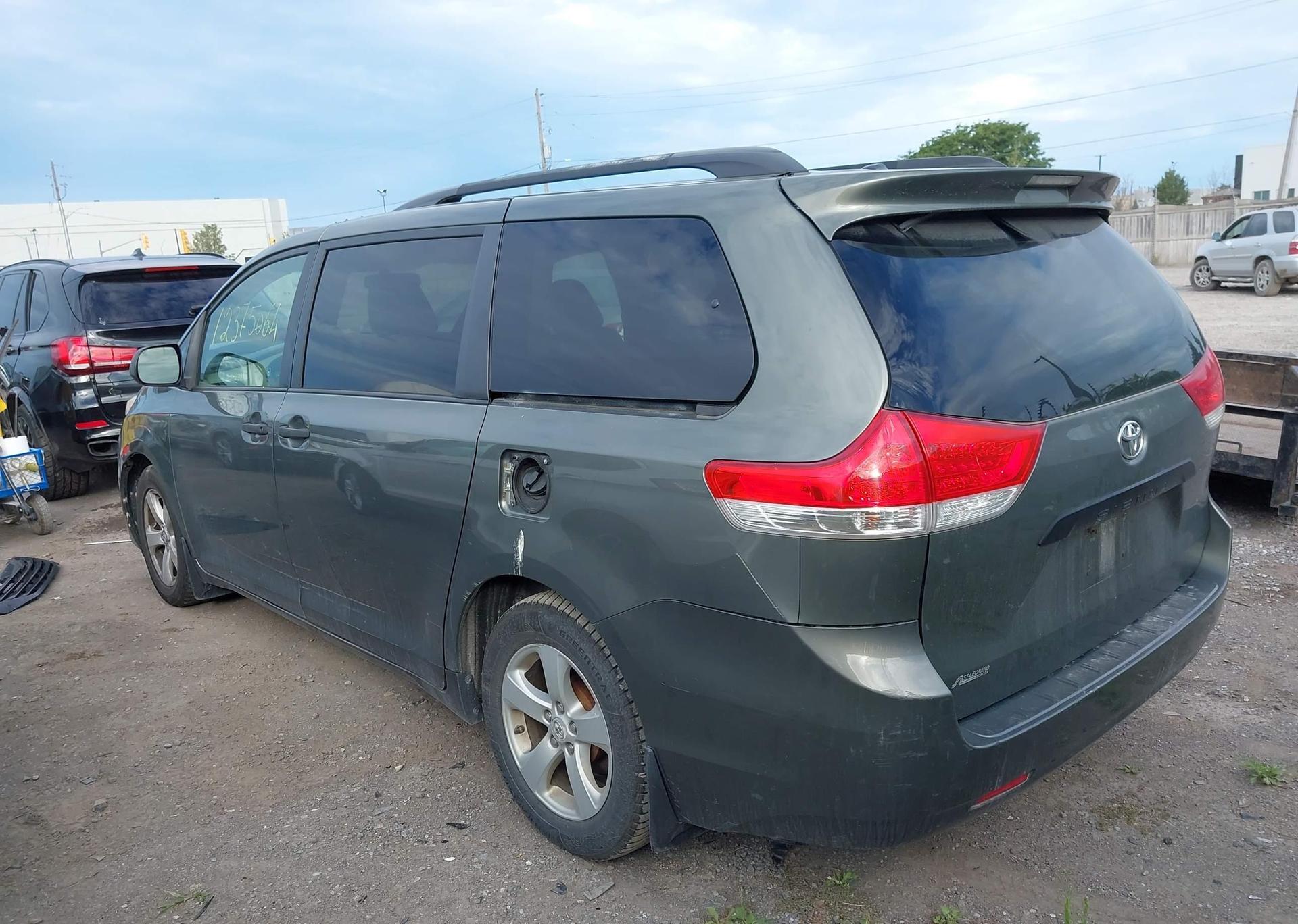 2011 TOYOTA SIENNA