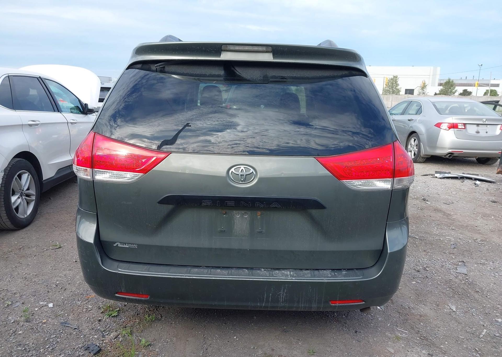 2011 TOYOTA SIENNA