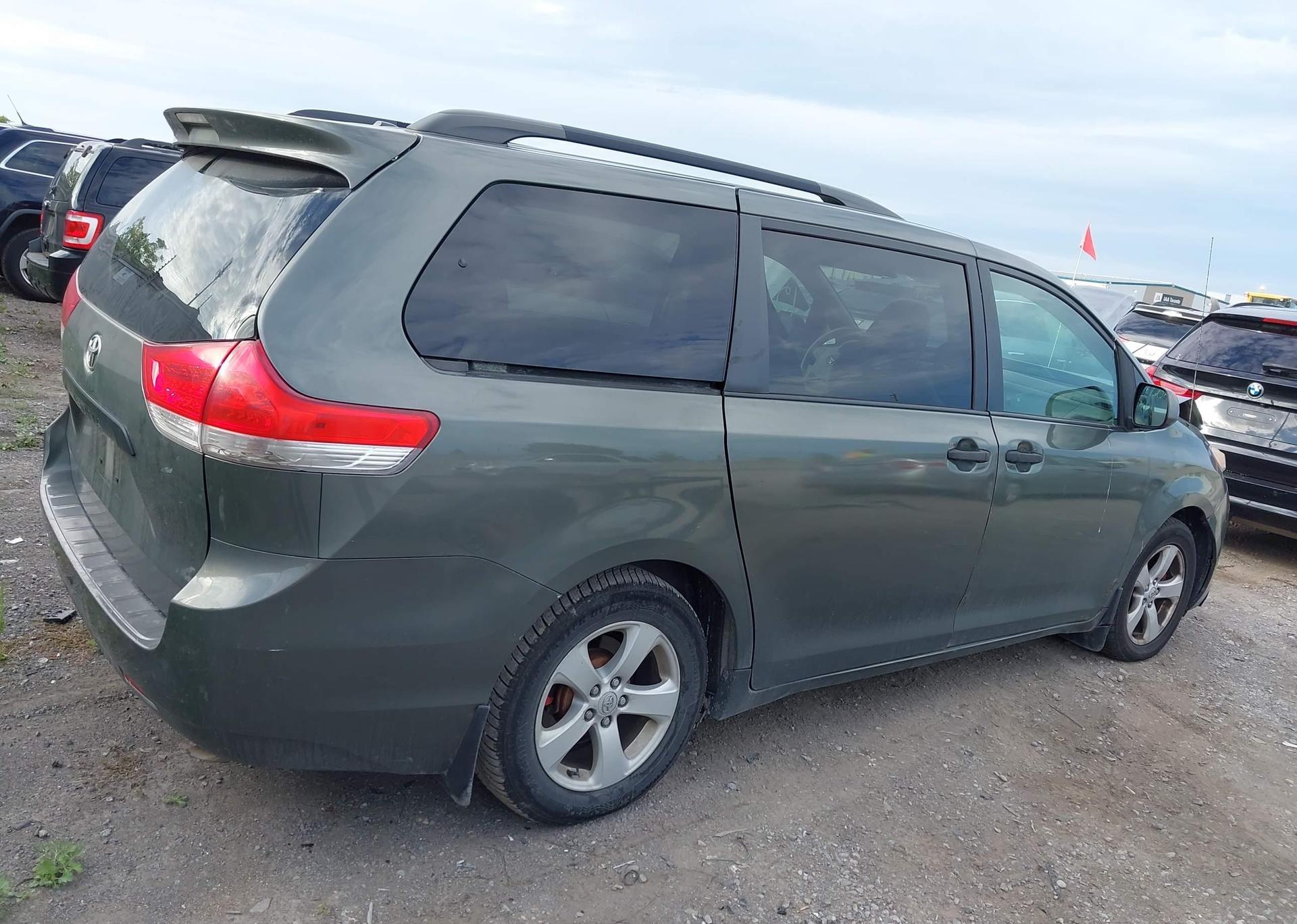 2011 TOYOTA SIENNA