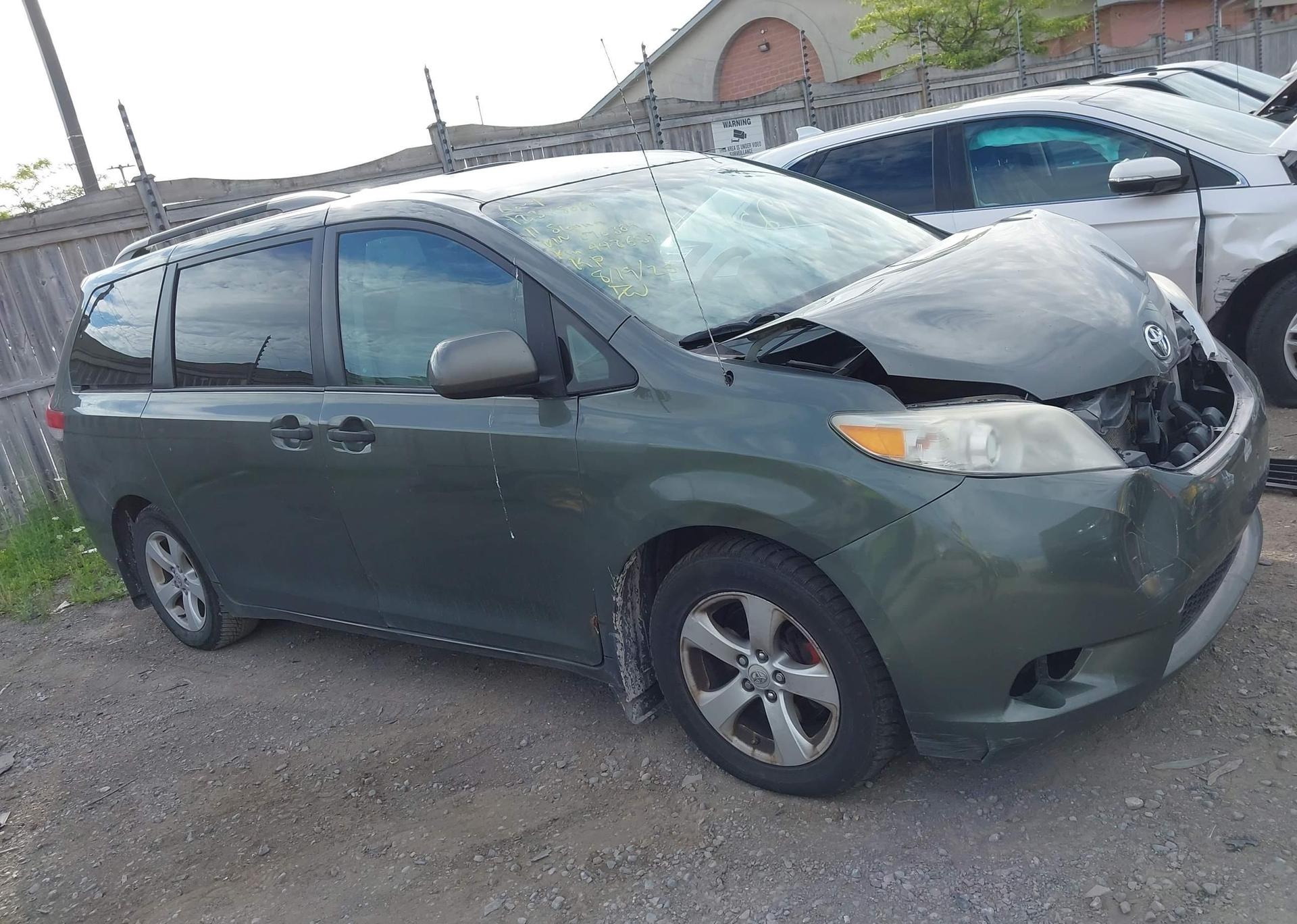 2011 TOYOTA SIENNA