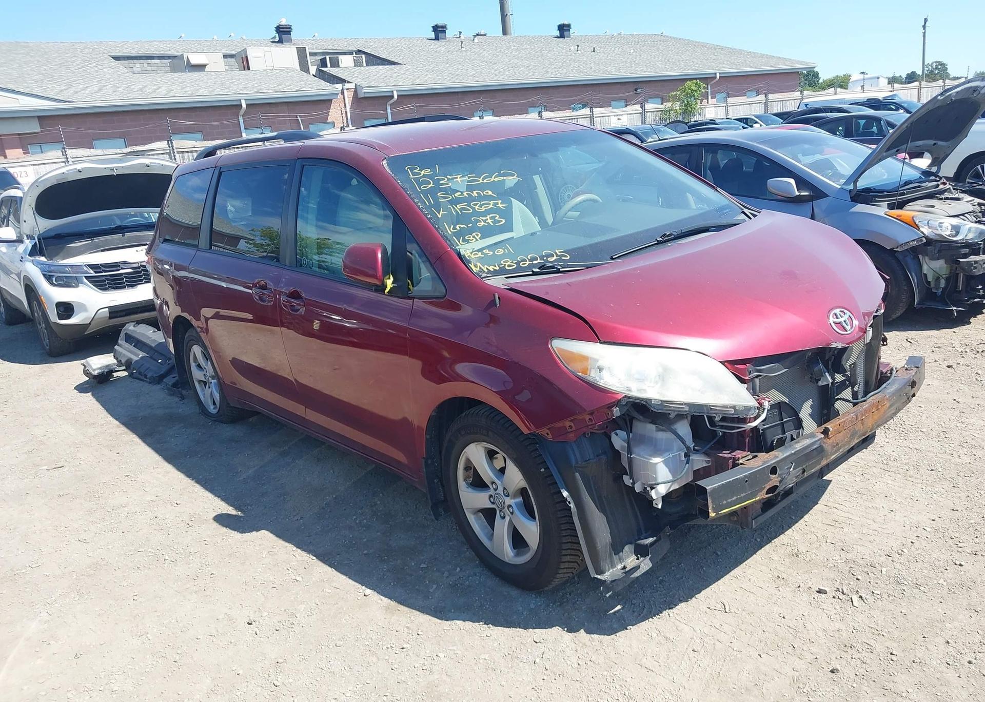 2011 TOYOTA SIENNA