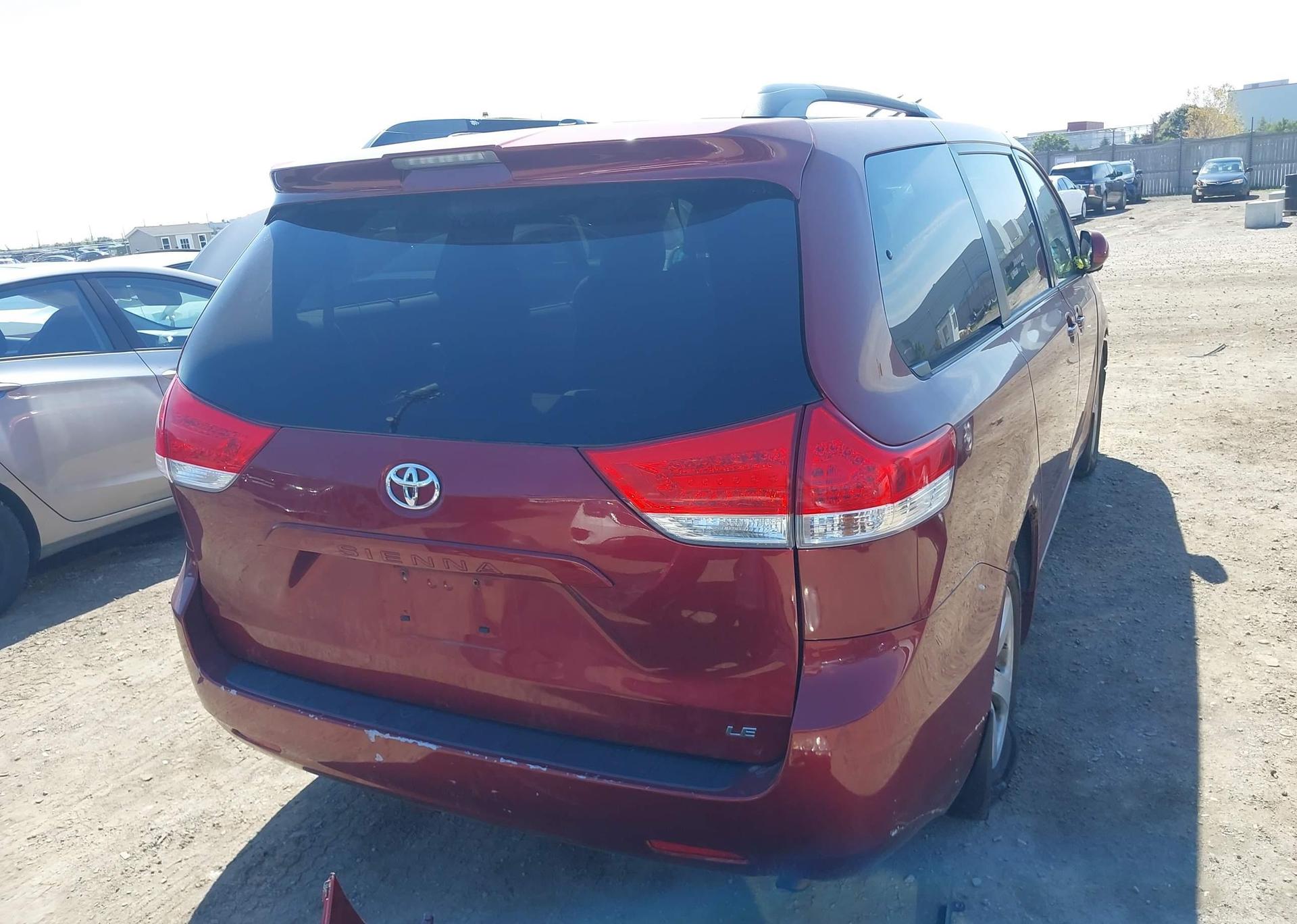 2011 TOYOTA SIENNA