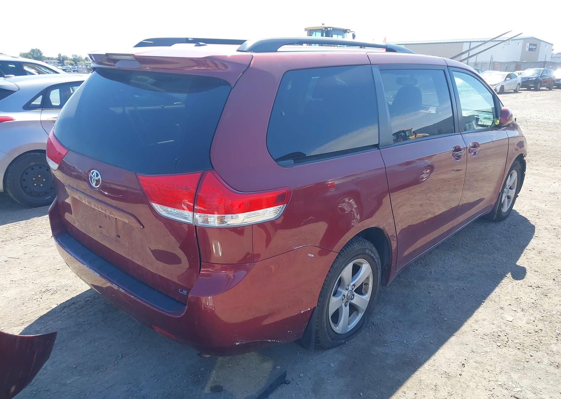 2011 TOYOTA SIENNA