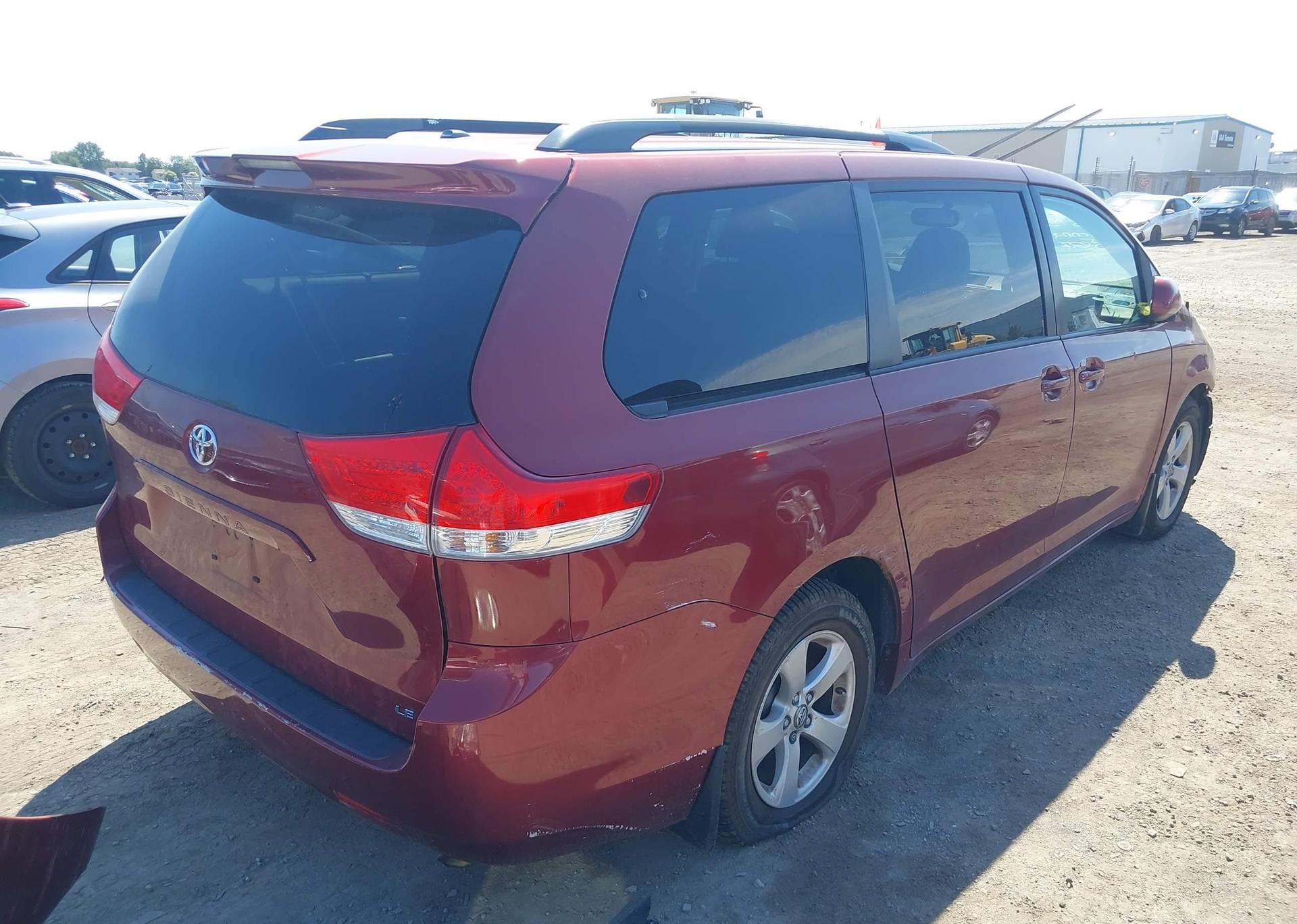 2011 TOYOTA SIENNA