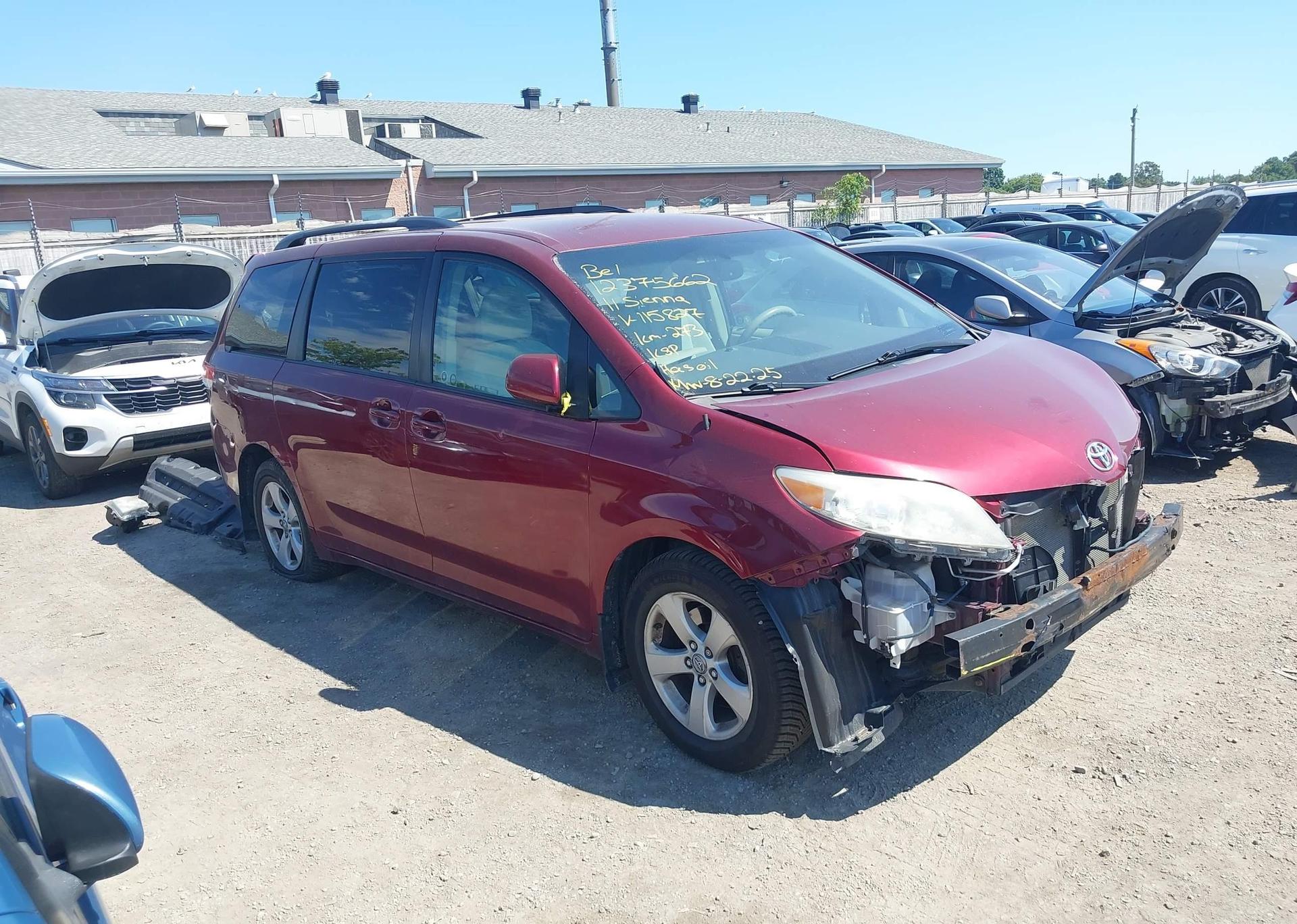 2011 TOYOTA SIENNA