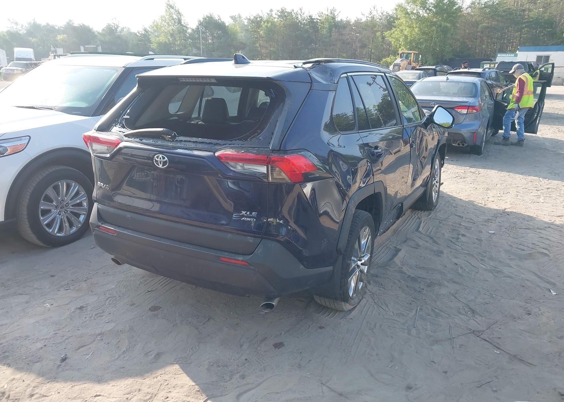 2021 TOYOTA RAV4 XLE