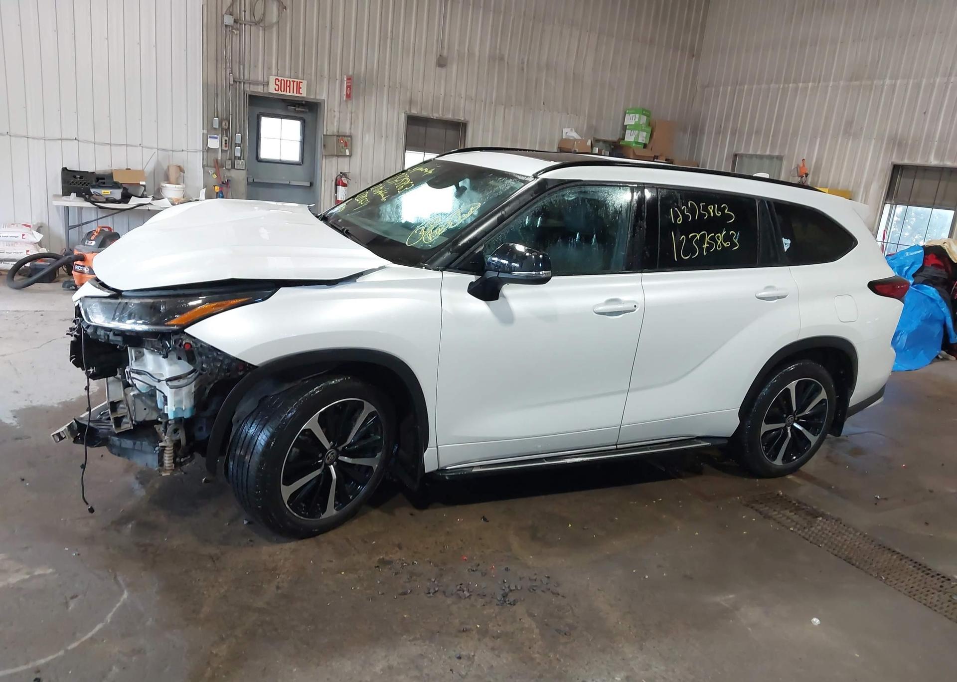 2022 TOYOTA HIGHLANDER XSE