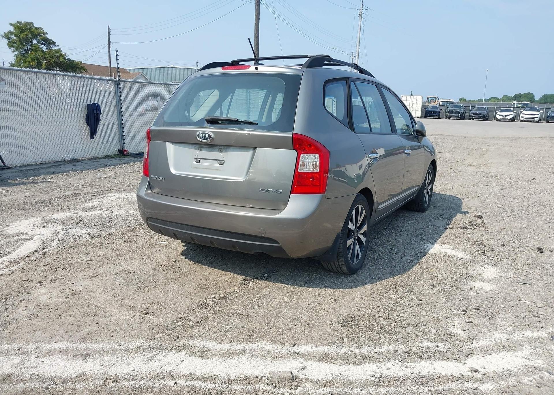 2010 KIA RONDO EX