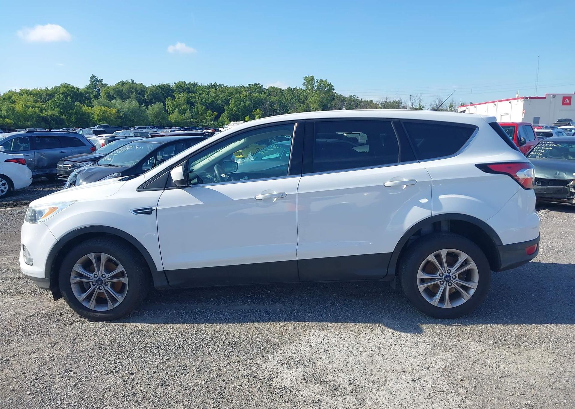 2017 FORD ESCAPE SE