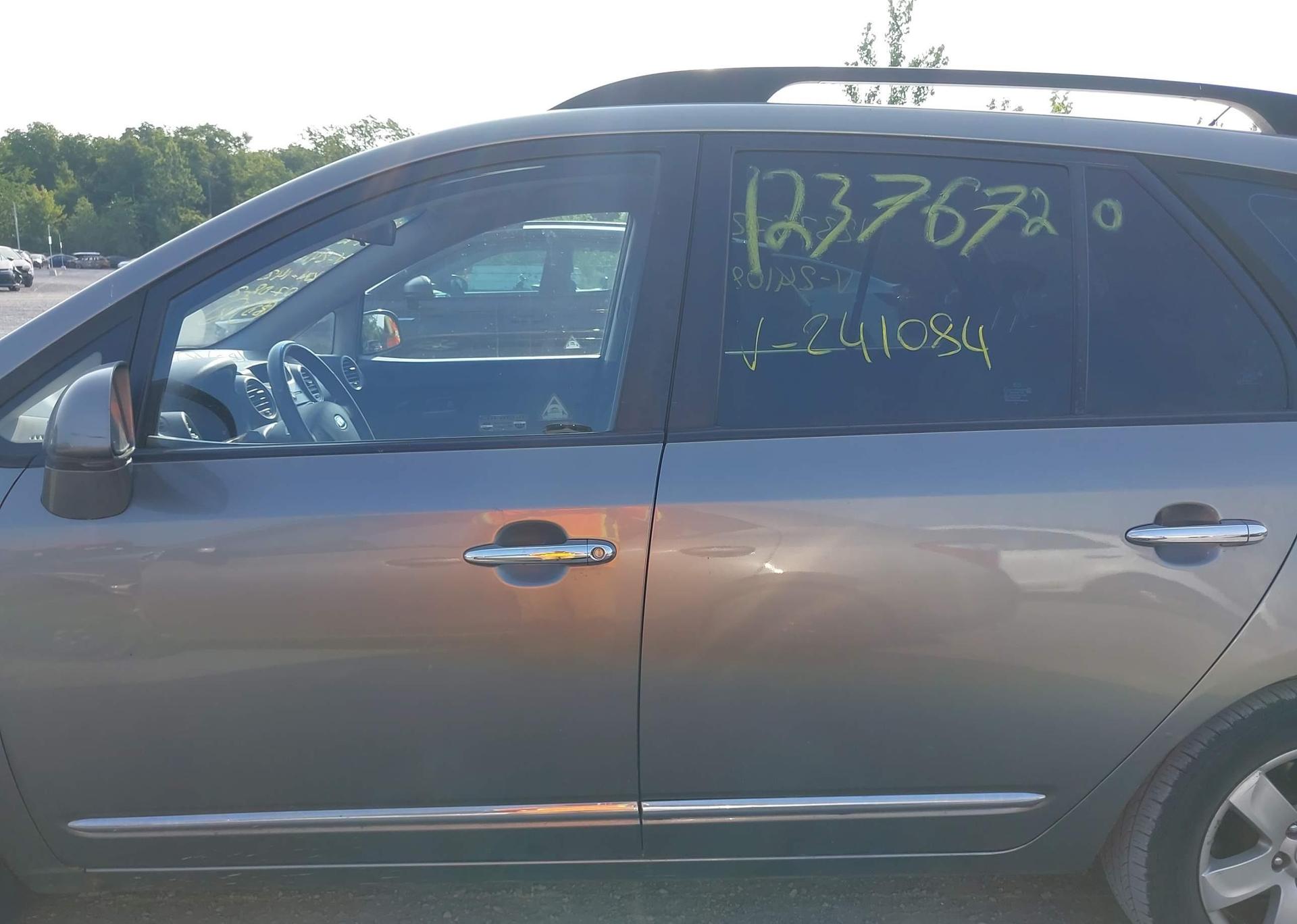 2009 KIA RONDO LX