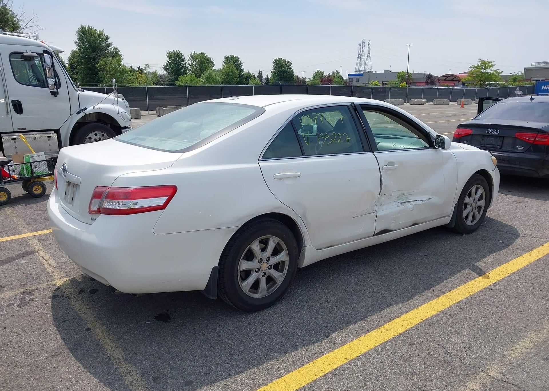 2011 TOYOTA CAMRY SE