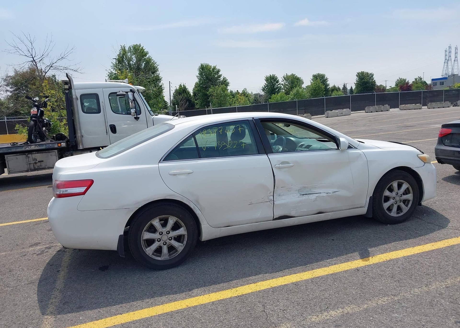 2011 TOYOTA CAMRY SE