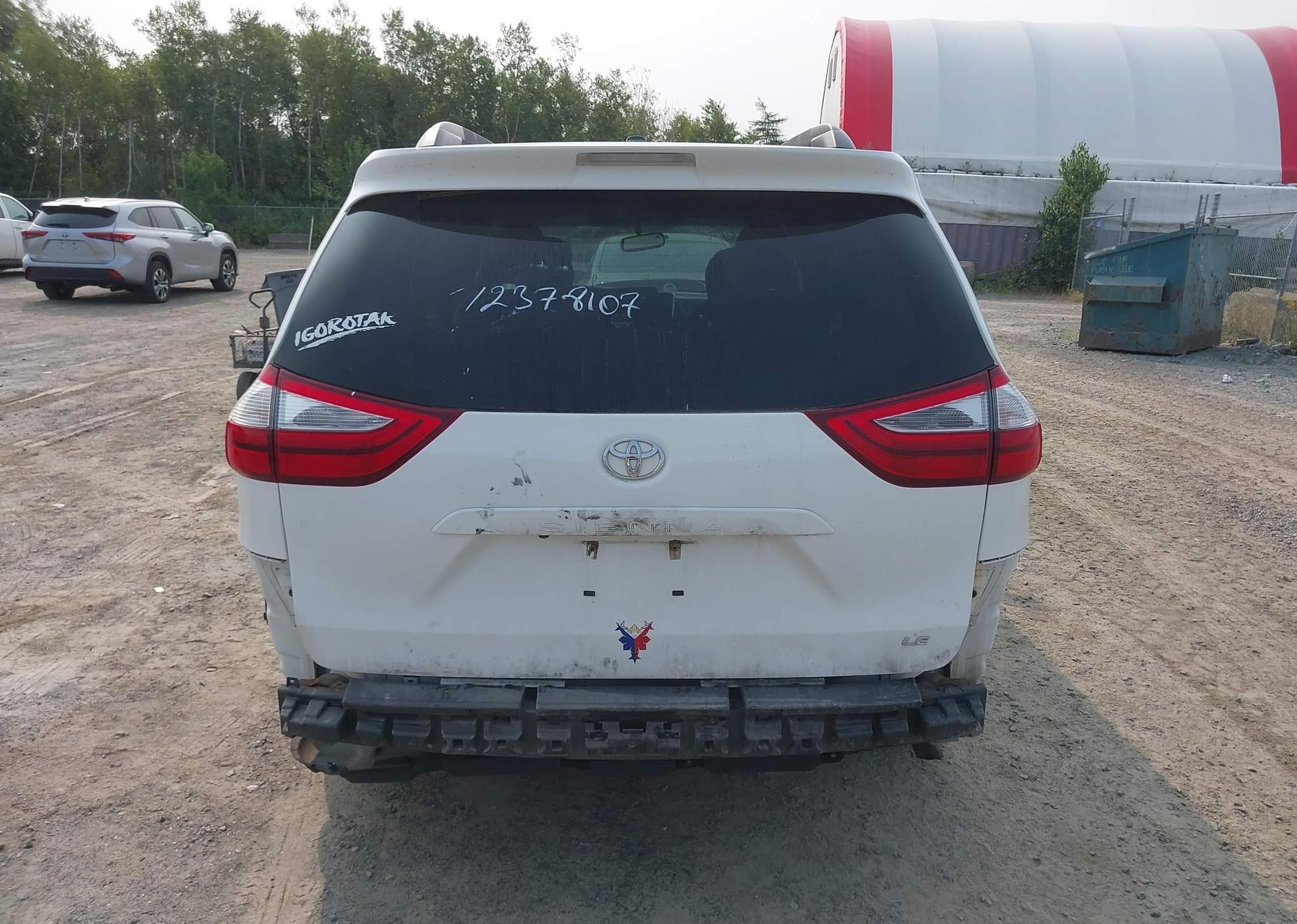 2016 TOYOTA SIENNA LE 8 PASSENGER