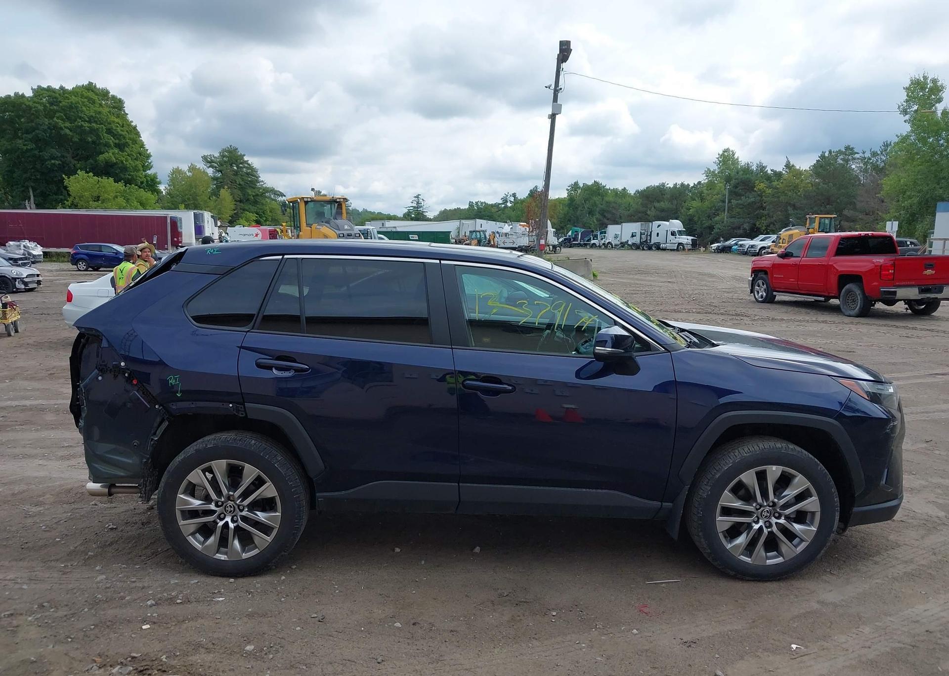 2022 TOYOTA RAV4 XLE