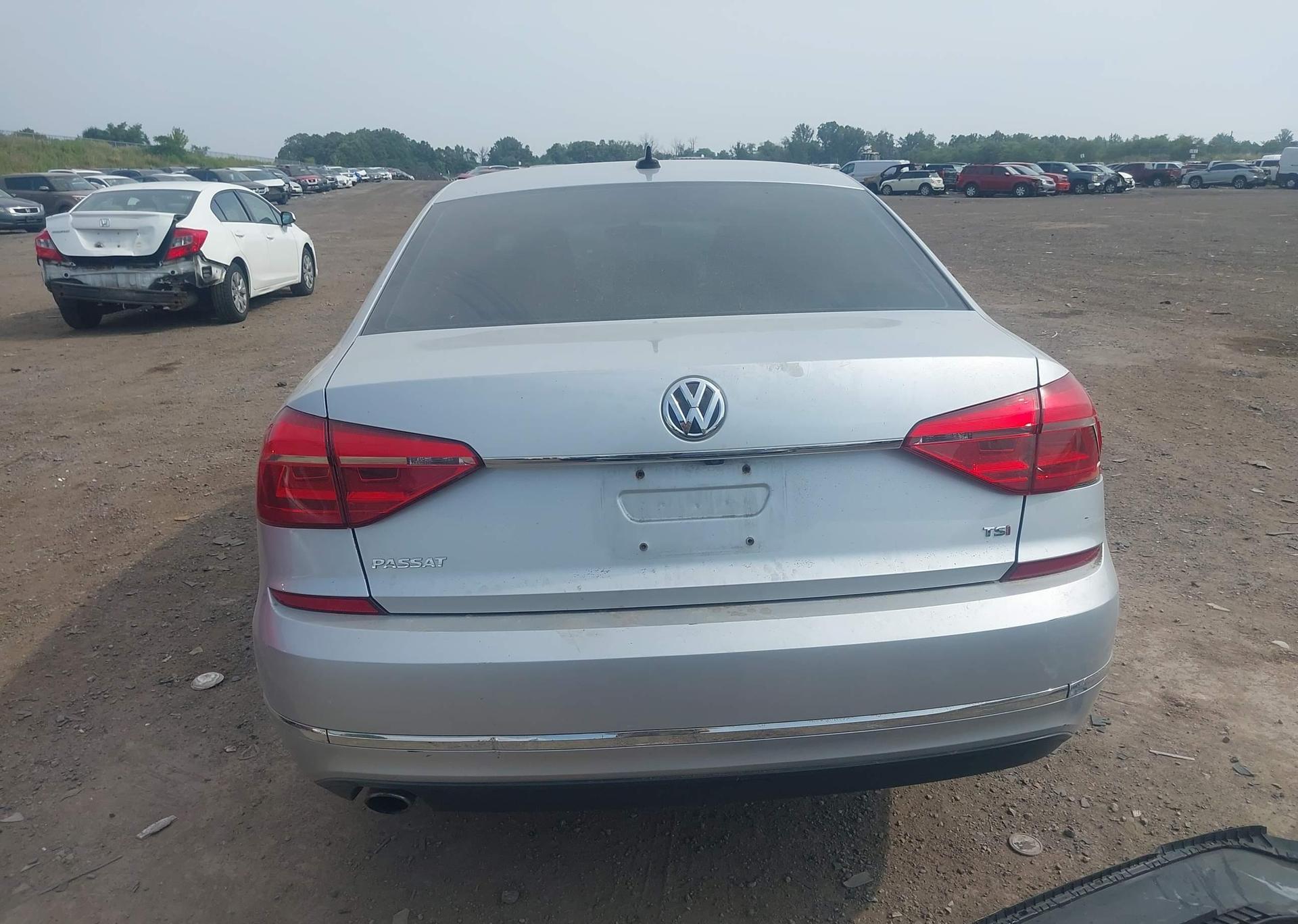 2016 VOLKSWAGEN PASSAT SE