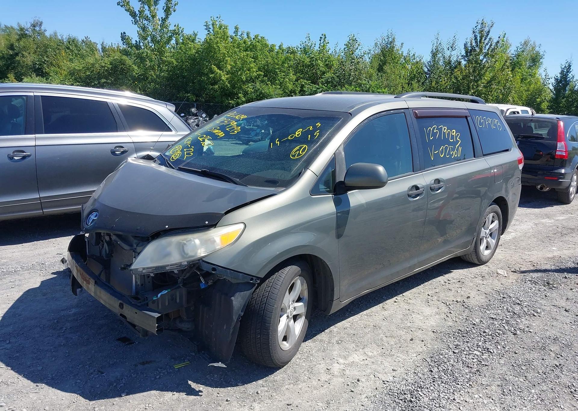 2011 TOYOTA SIENNA