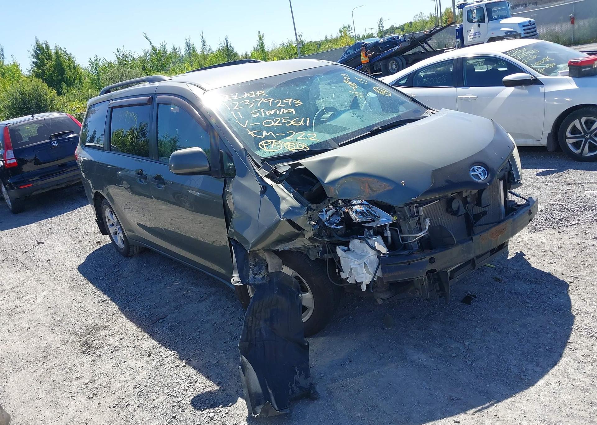 2011 TOYOTA SIENNA