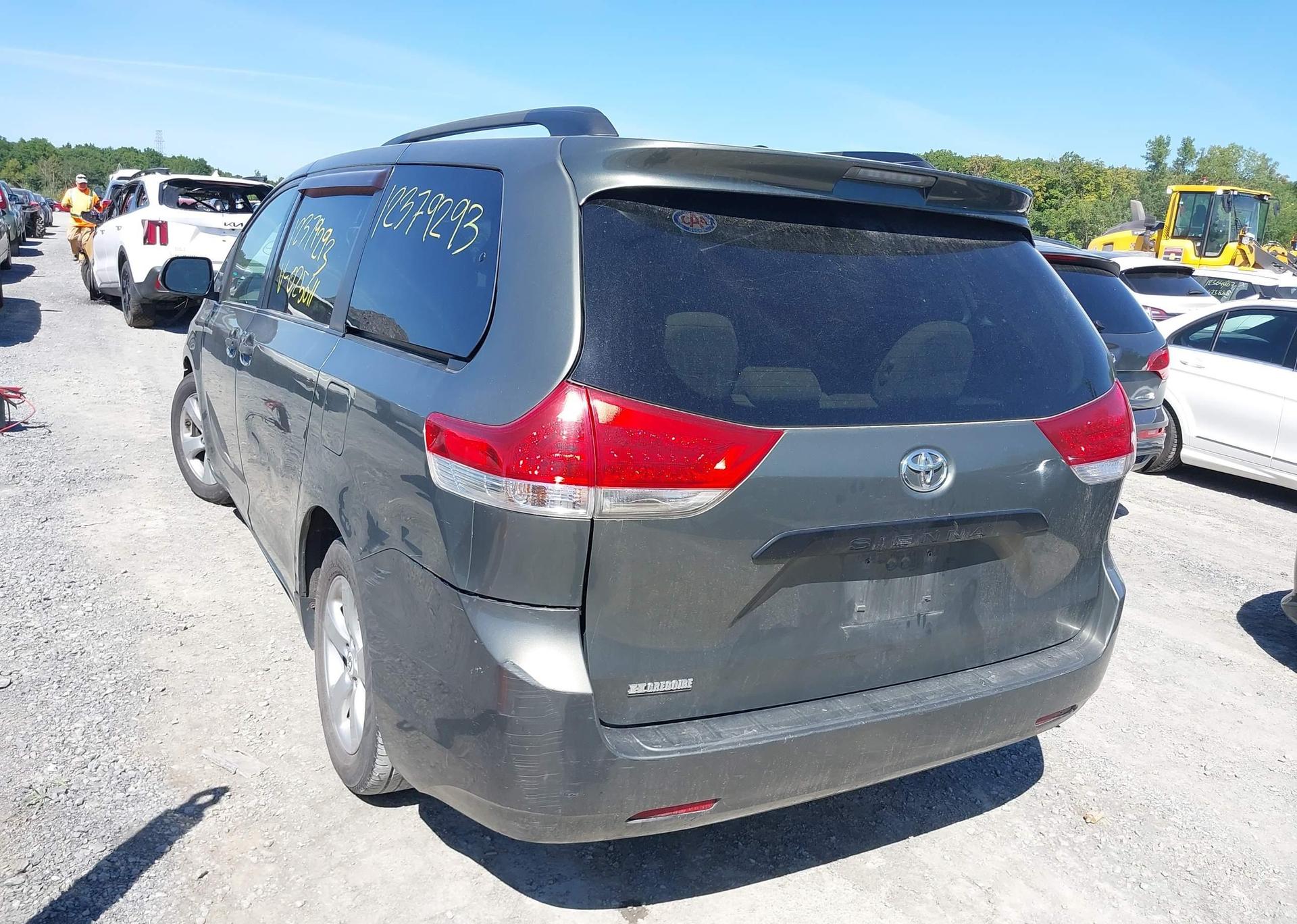 2011 TOYOTA SIENNA
