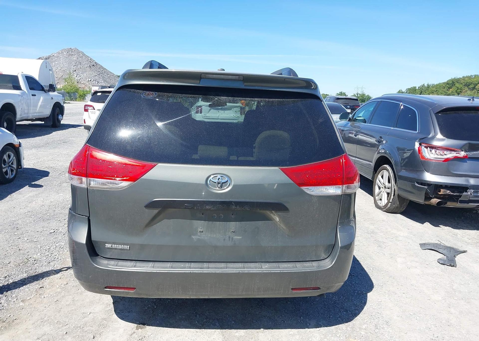 2011 TOYOTA SIENNA