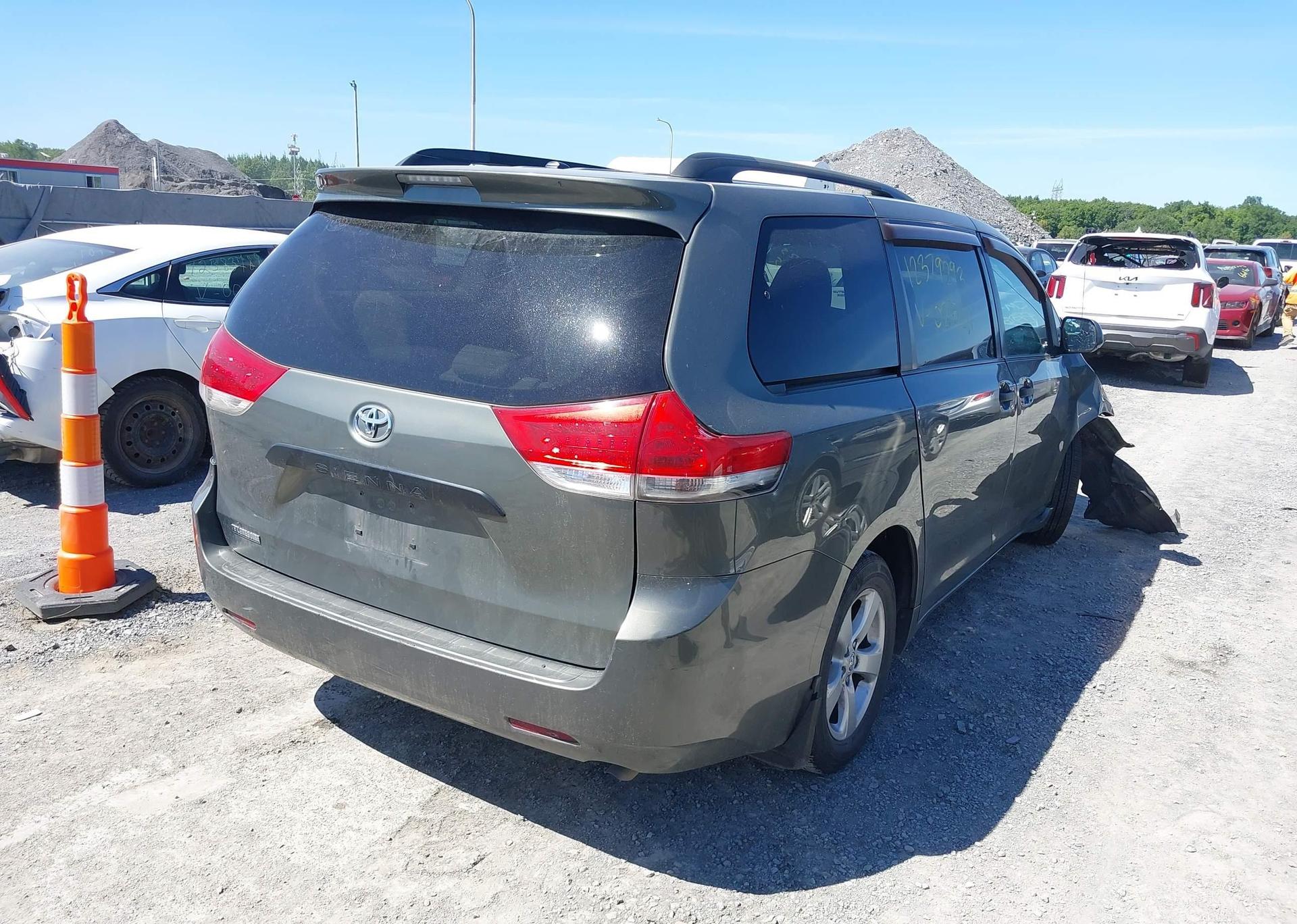 2011 TOYOTA SIENNA