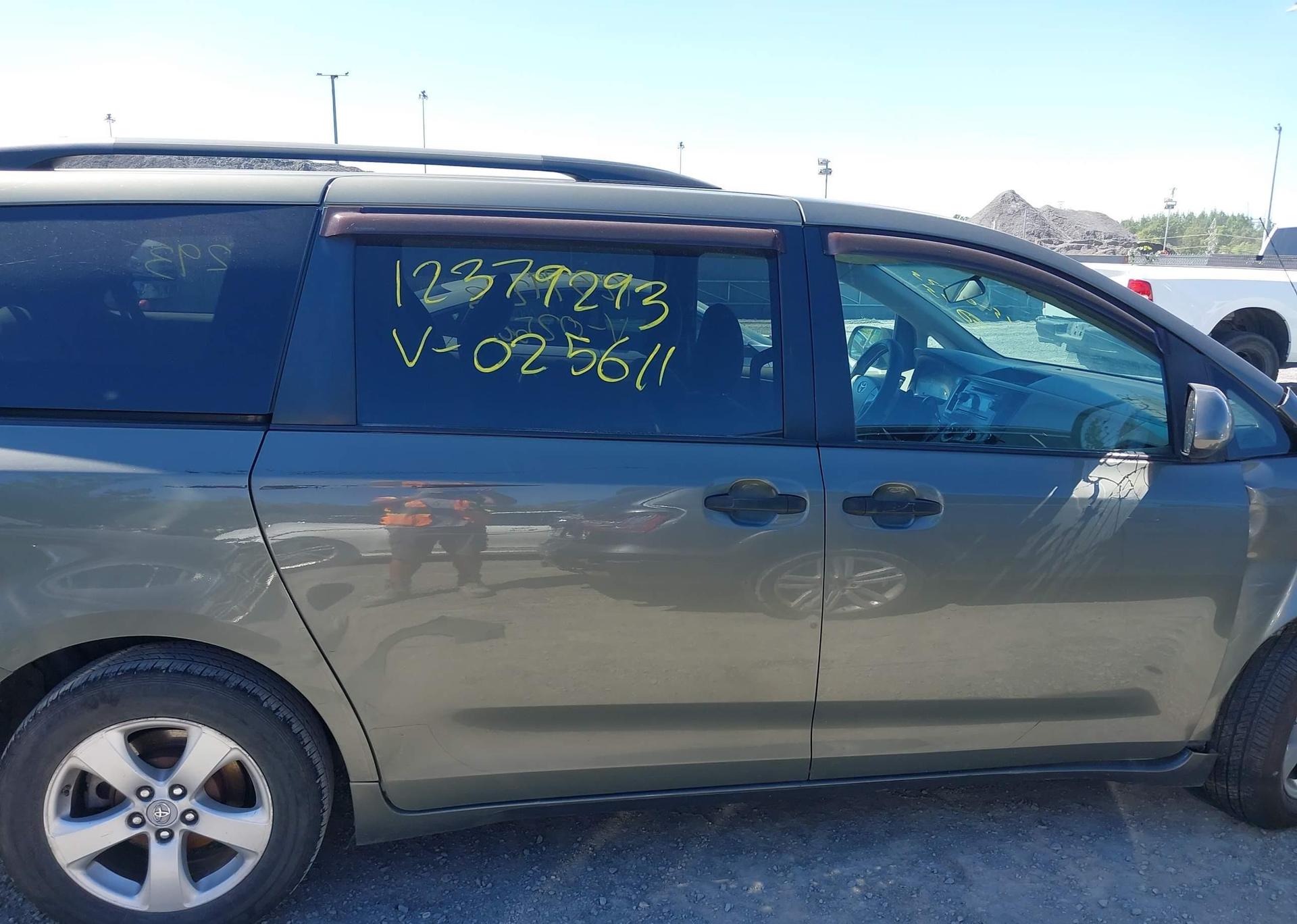 2011 TOYOTA SIENNA