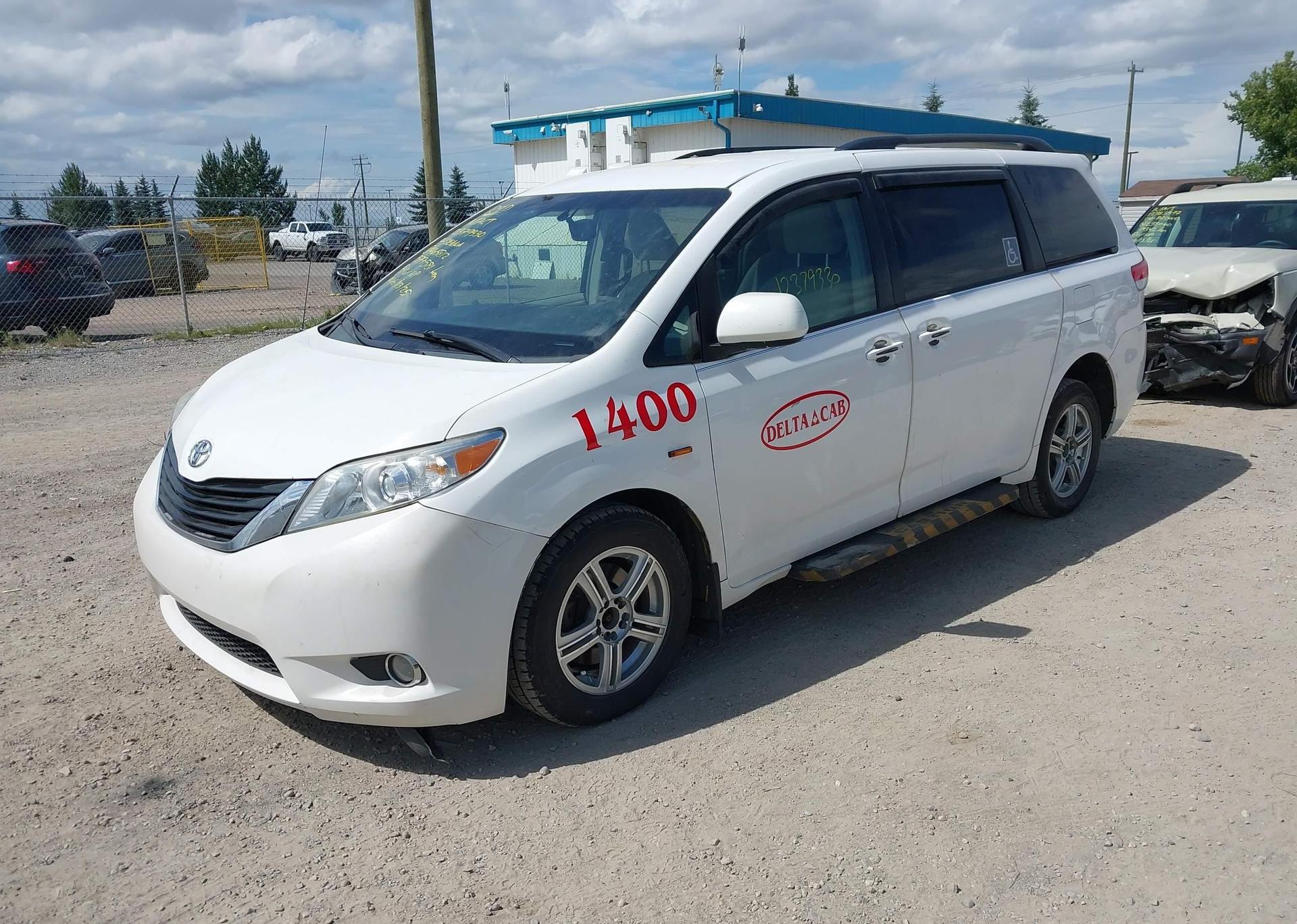 2014 TOYOTA SIENNA LE