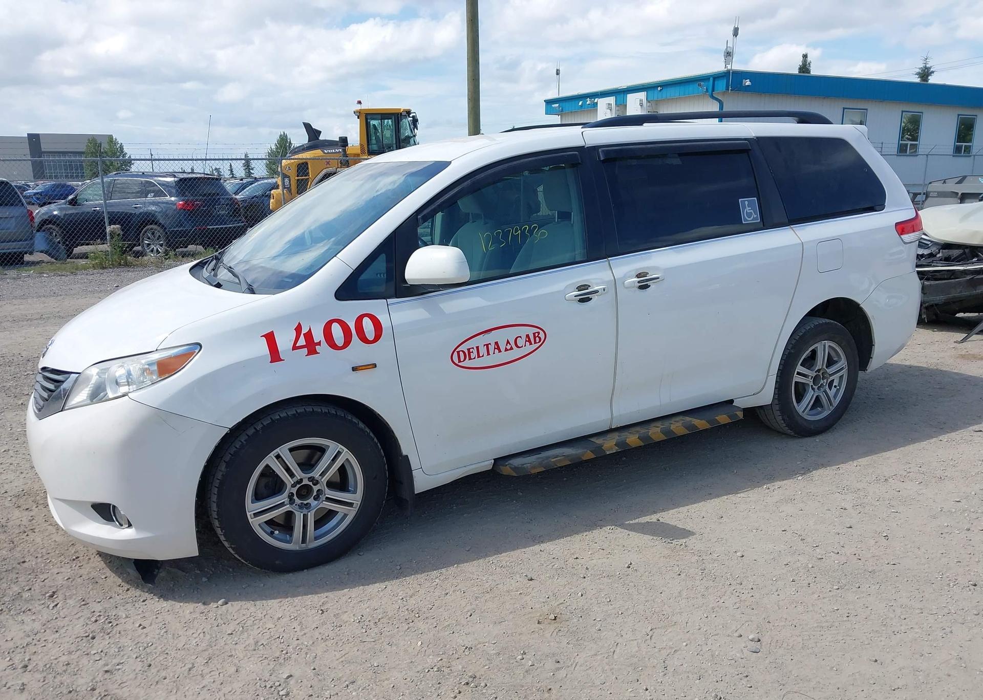2014 TOYOTA SIENNA LE