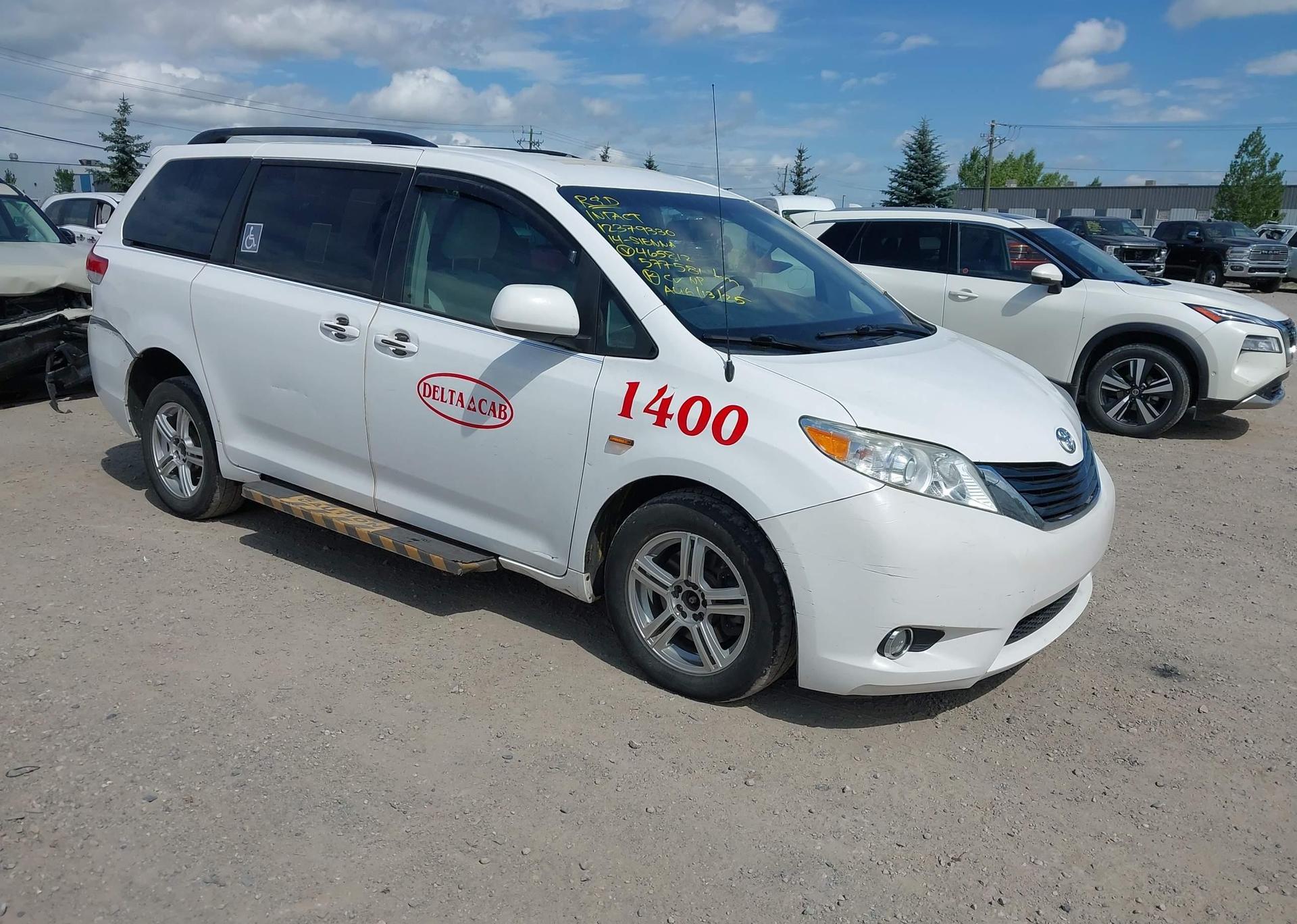 2014 TOYOTA SIENNA LE
