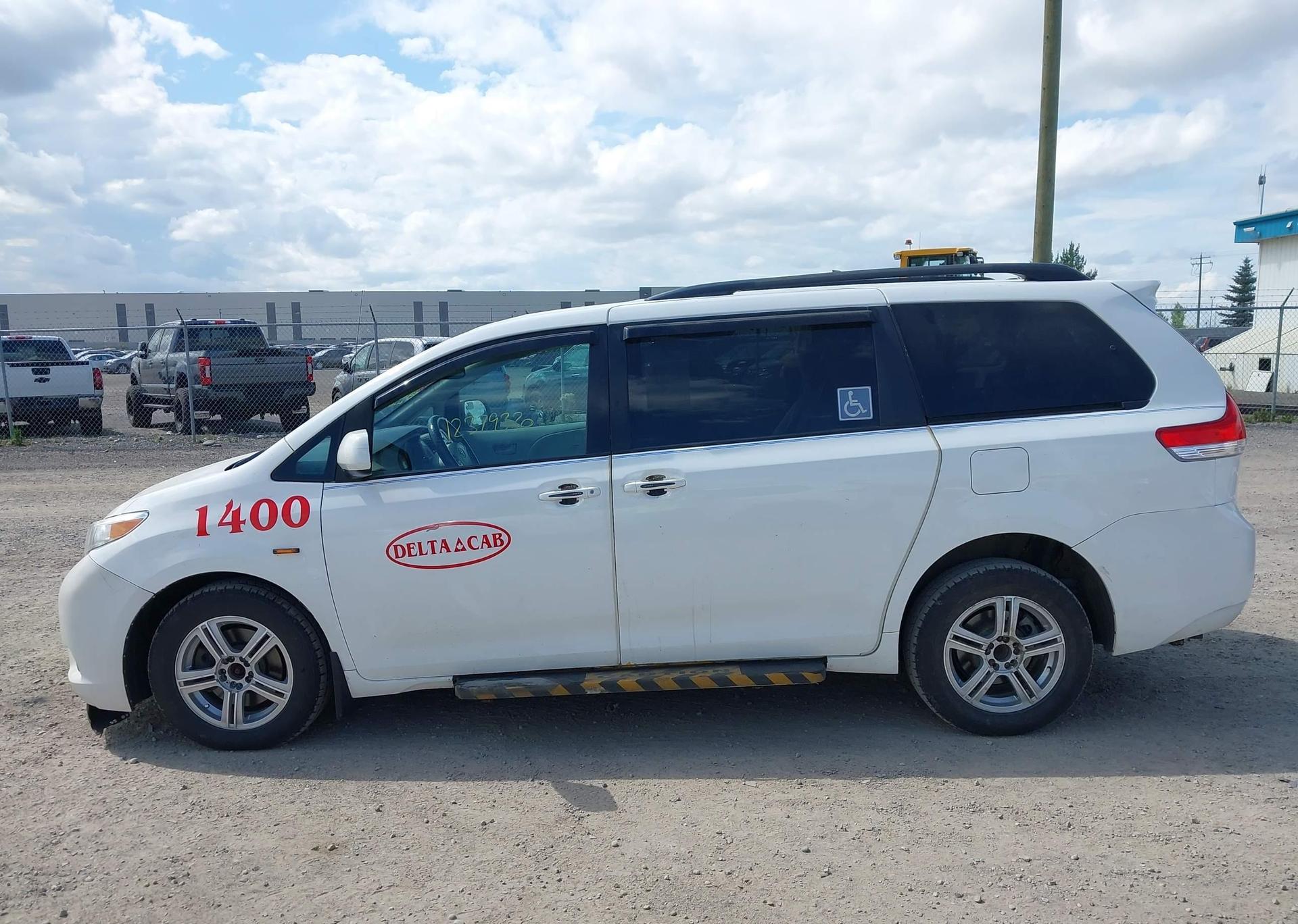 2014 TOYOTA SIENNA LE