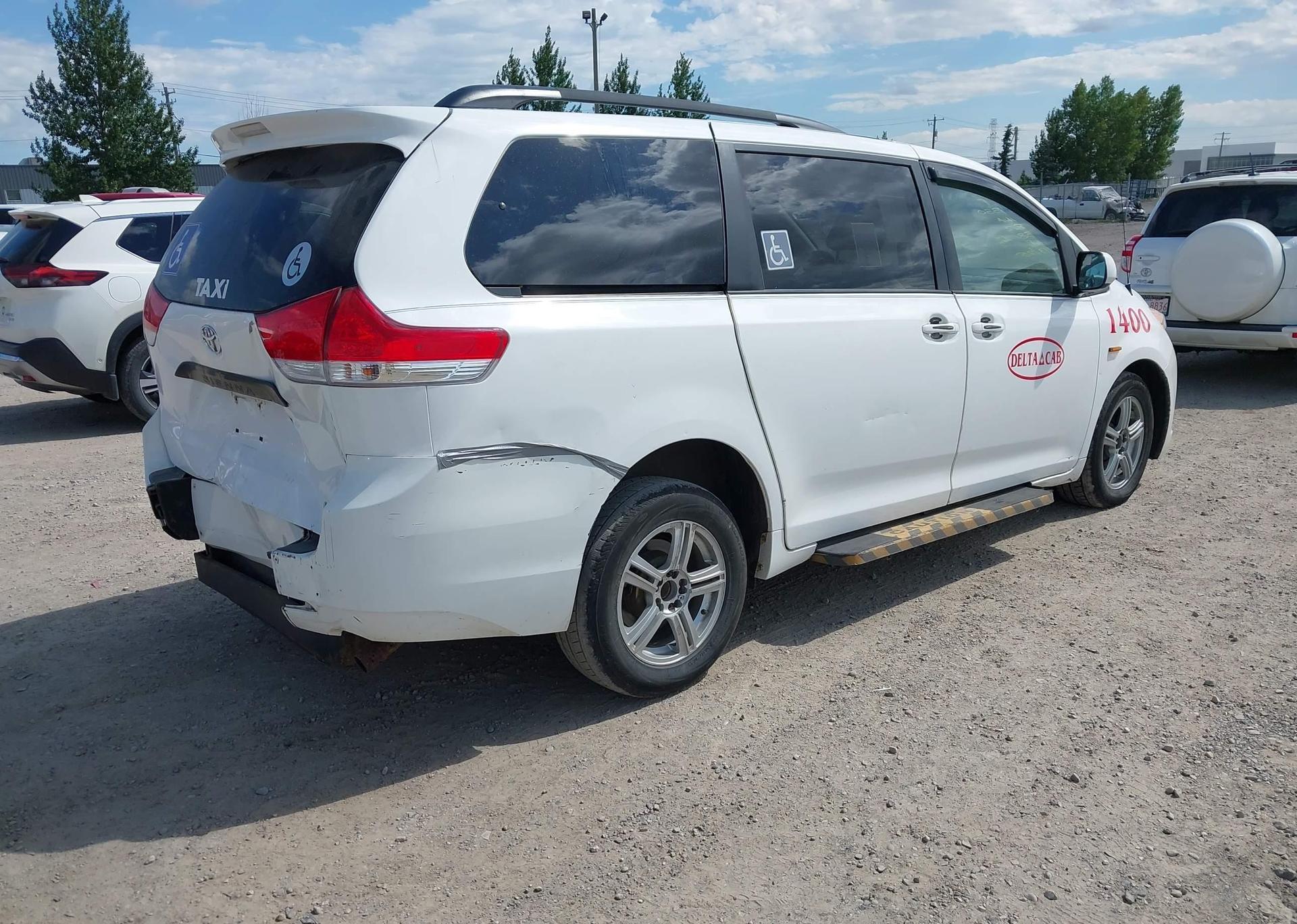 2014 TOYOTA SIENNA LE