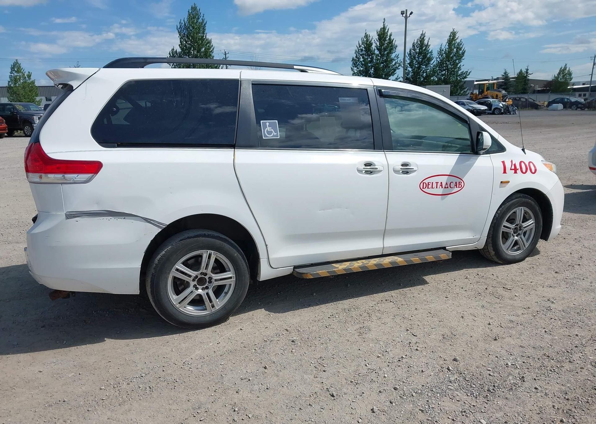 2014 TOYOTA SIENNA LE