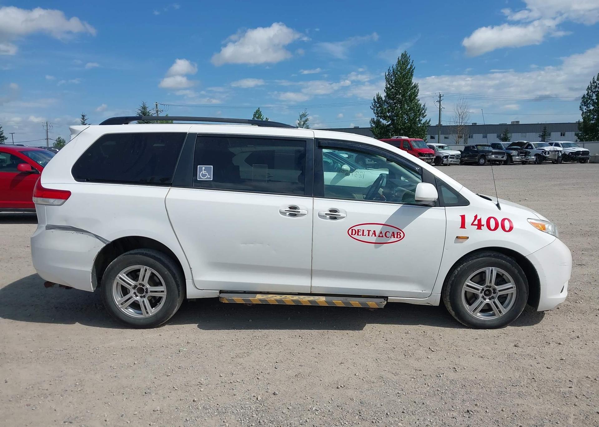 2014 TOYOTA SIENNA LE