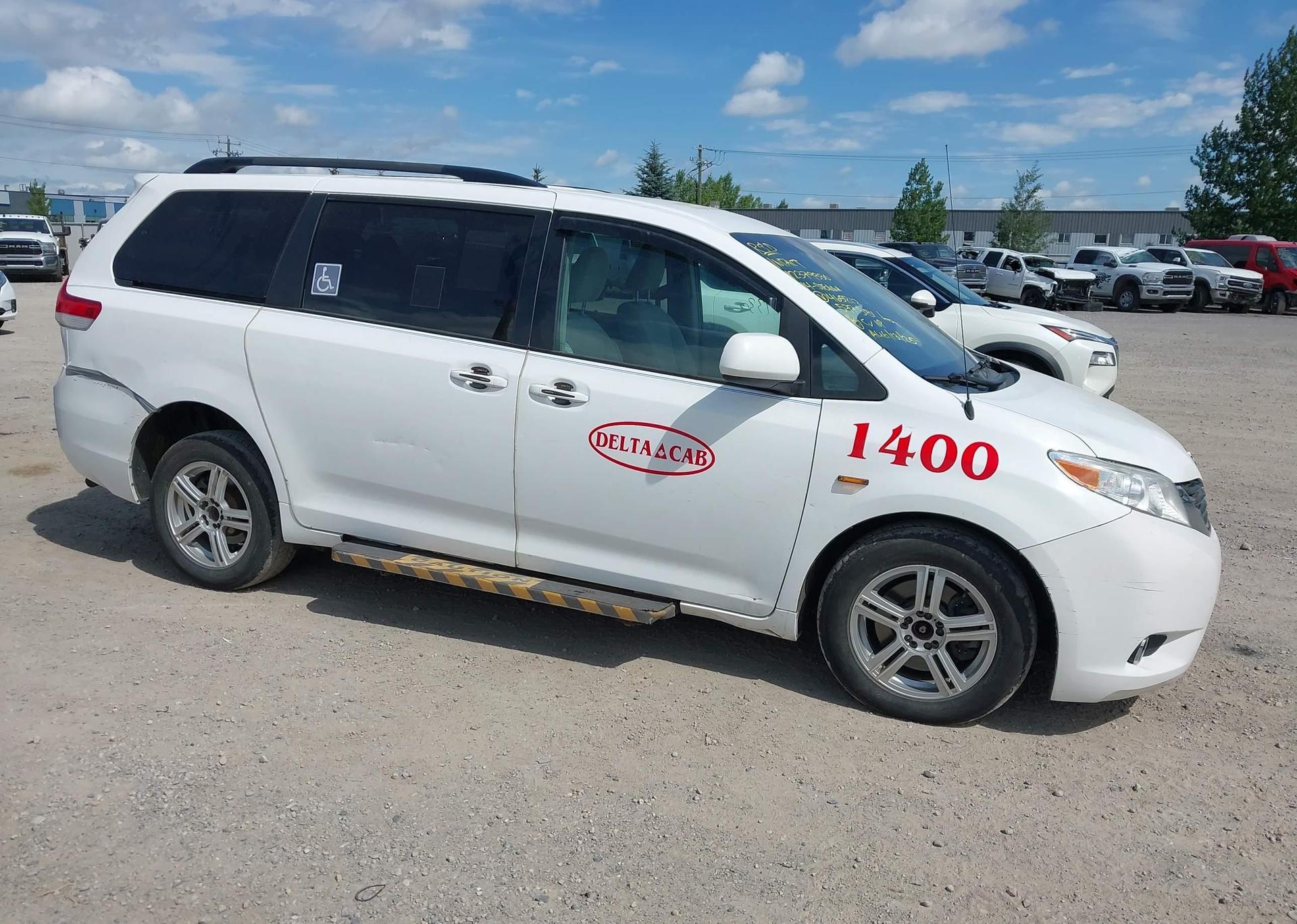 2014 TOYOTA SIENNA LE