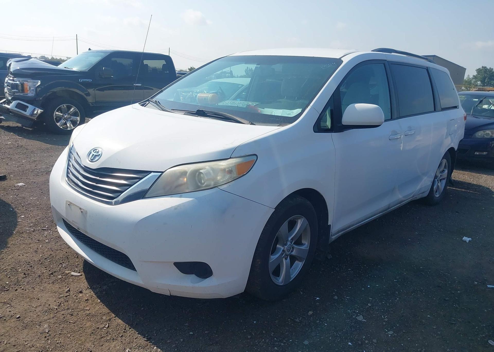 2011 TOYOTA SIENNA LE 8 PASSENGER