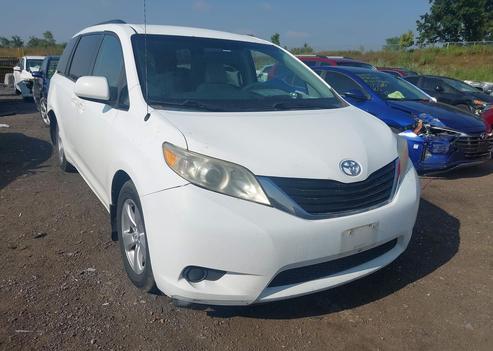 2011 TOYOTA SIENNA LE 8 PASSENGER