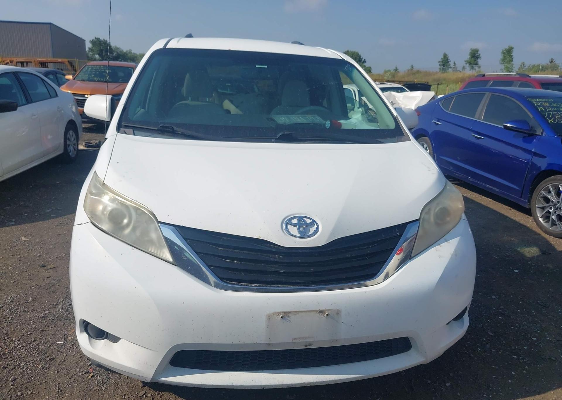 2011 TOYOTA SIENNA LE 8 PASSENGER