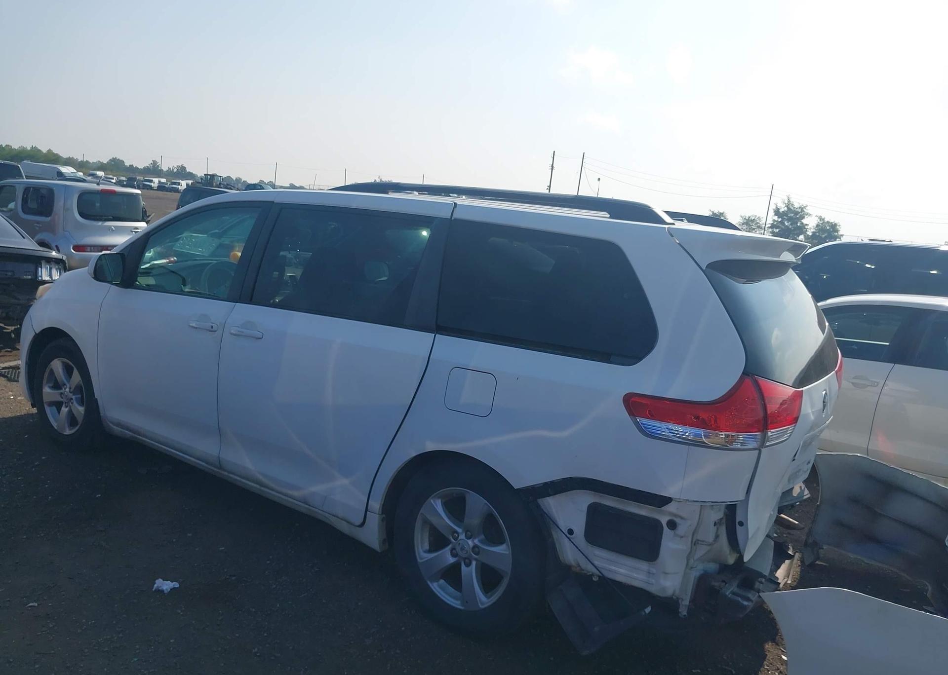 2011 TOYOTA SIENNA LE 8 PASSENGER