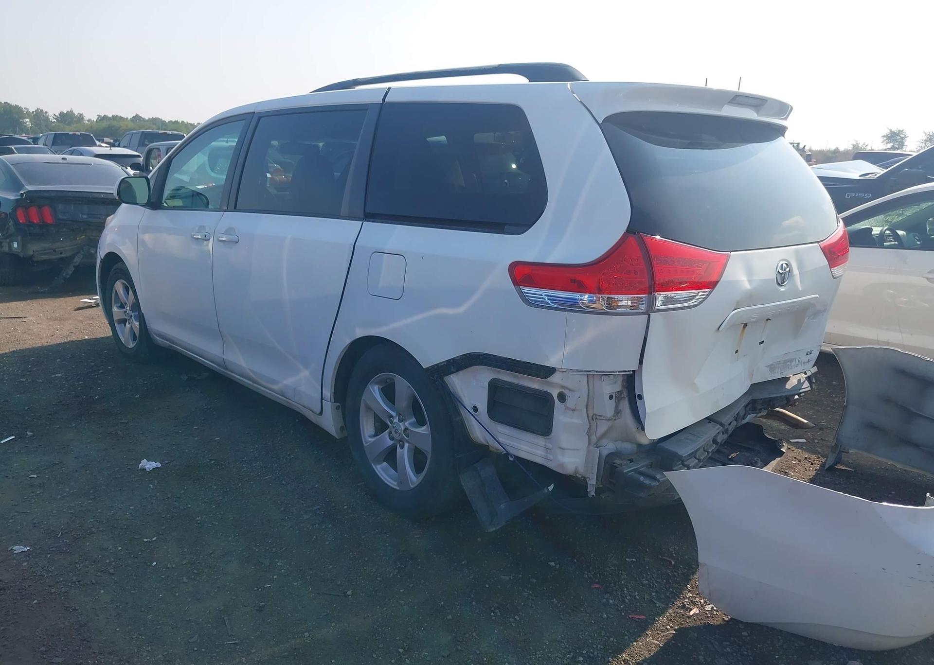 2011 TOYOTA SIENNA LE 8 PASSENGER