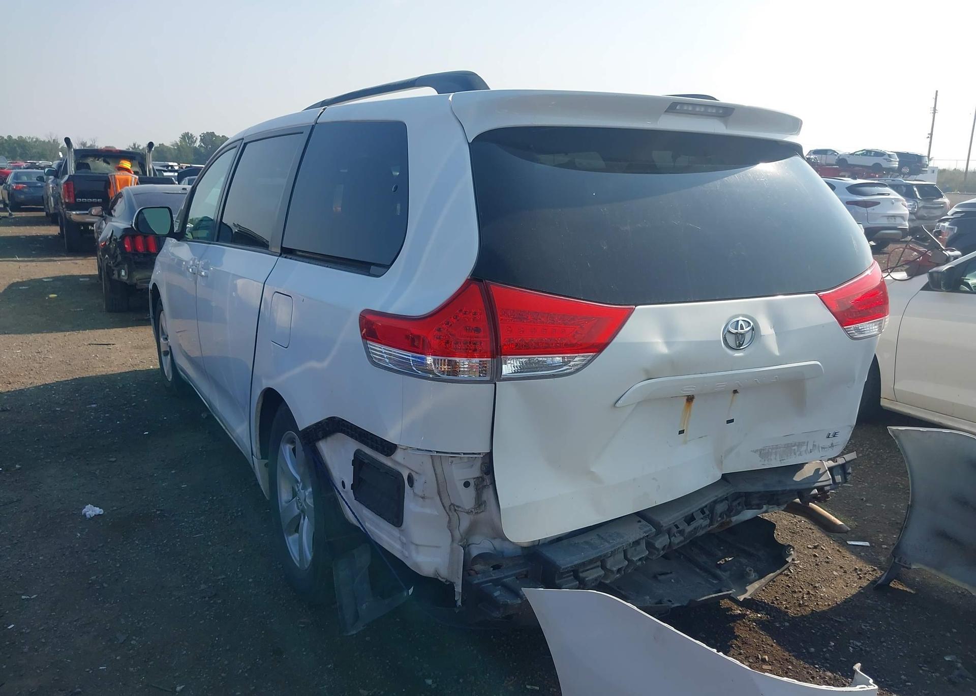 2011 TOYOTA SIENNA LE 8 PASSENGER
